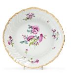 Große Schüssel mit purpurnen und grünen Blumen für Friedrich den Großen Meissen, um 1760