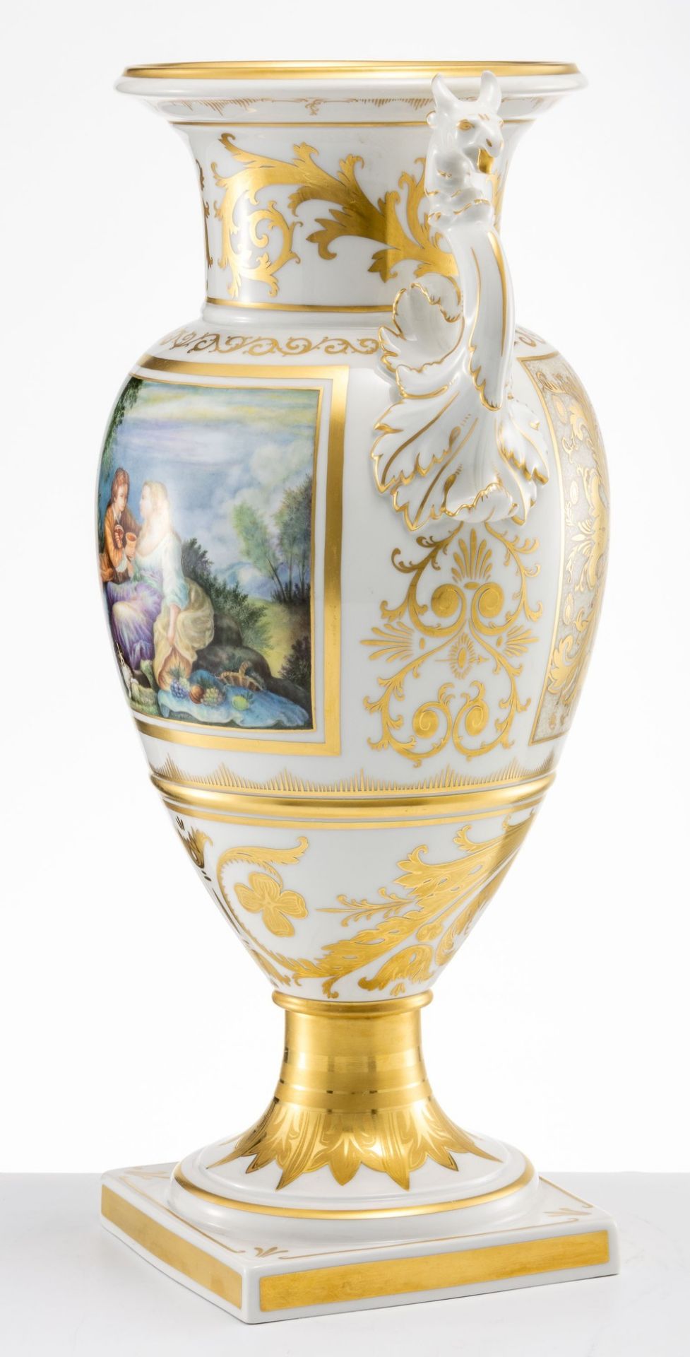 Französische Vase mit Greifenhenkeln und Schäferszene KPM Berlin, um 1975 - Bild 3 aus 4