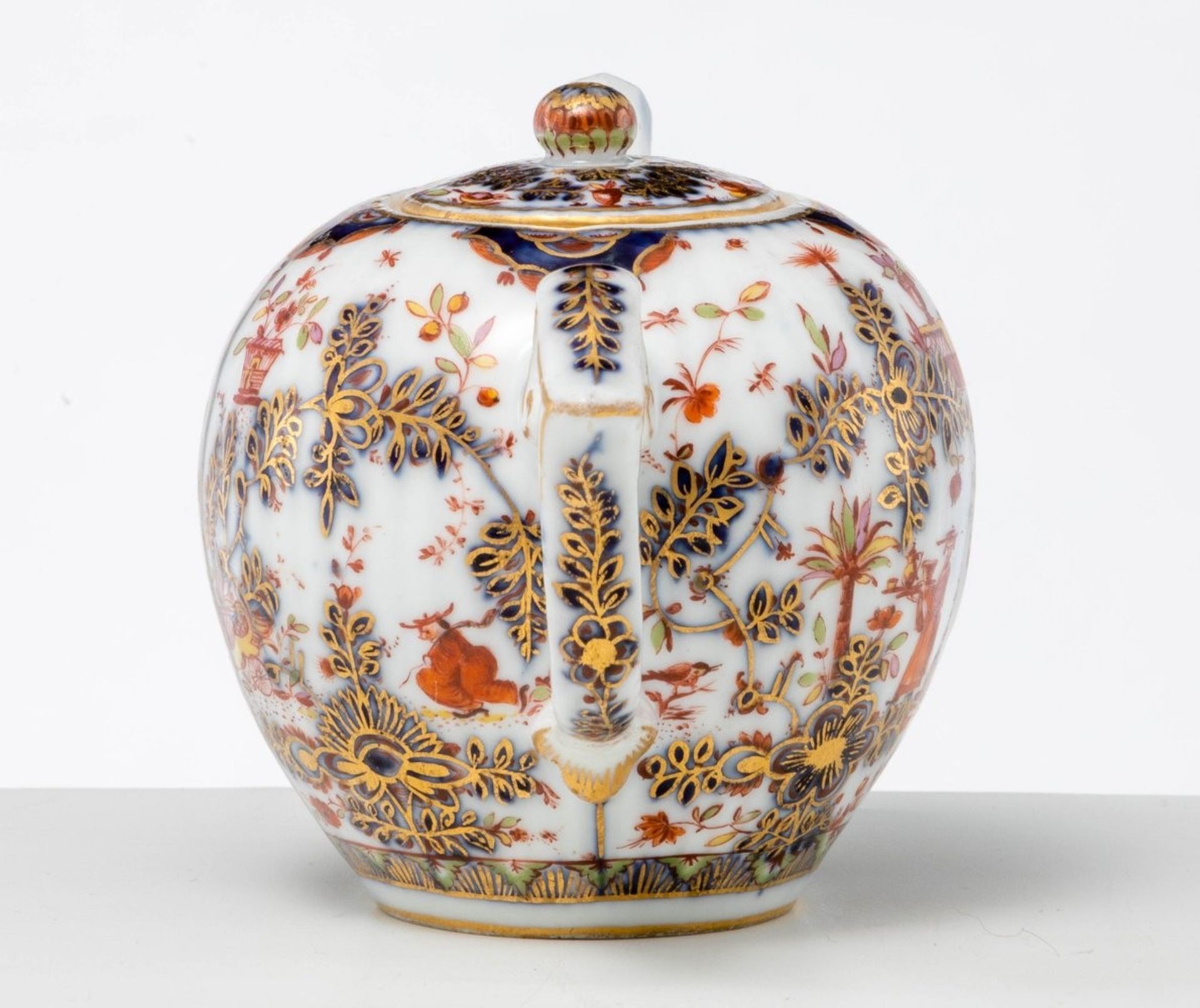 Teekännchen mit Hausmaler-Chinoiserien Meissen, um 1760, der Überdekor wohl Ferner-Werkstatt - Bild 4 aus 5