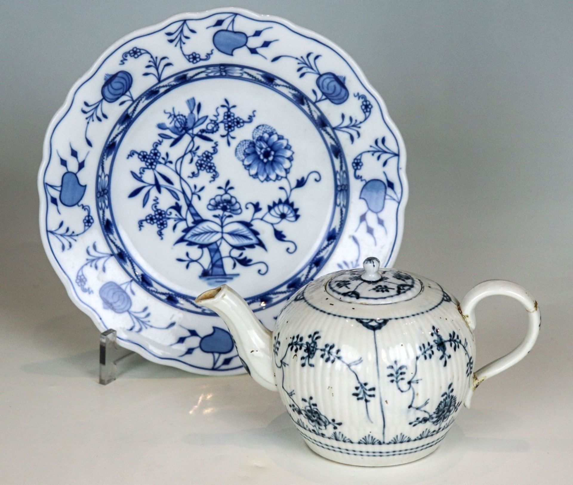 Kleine Teekanne mit Strohblumendekor Limbach, um 1800