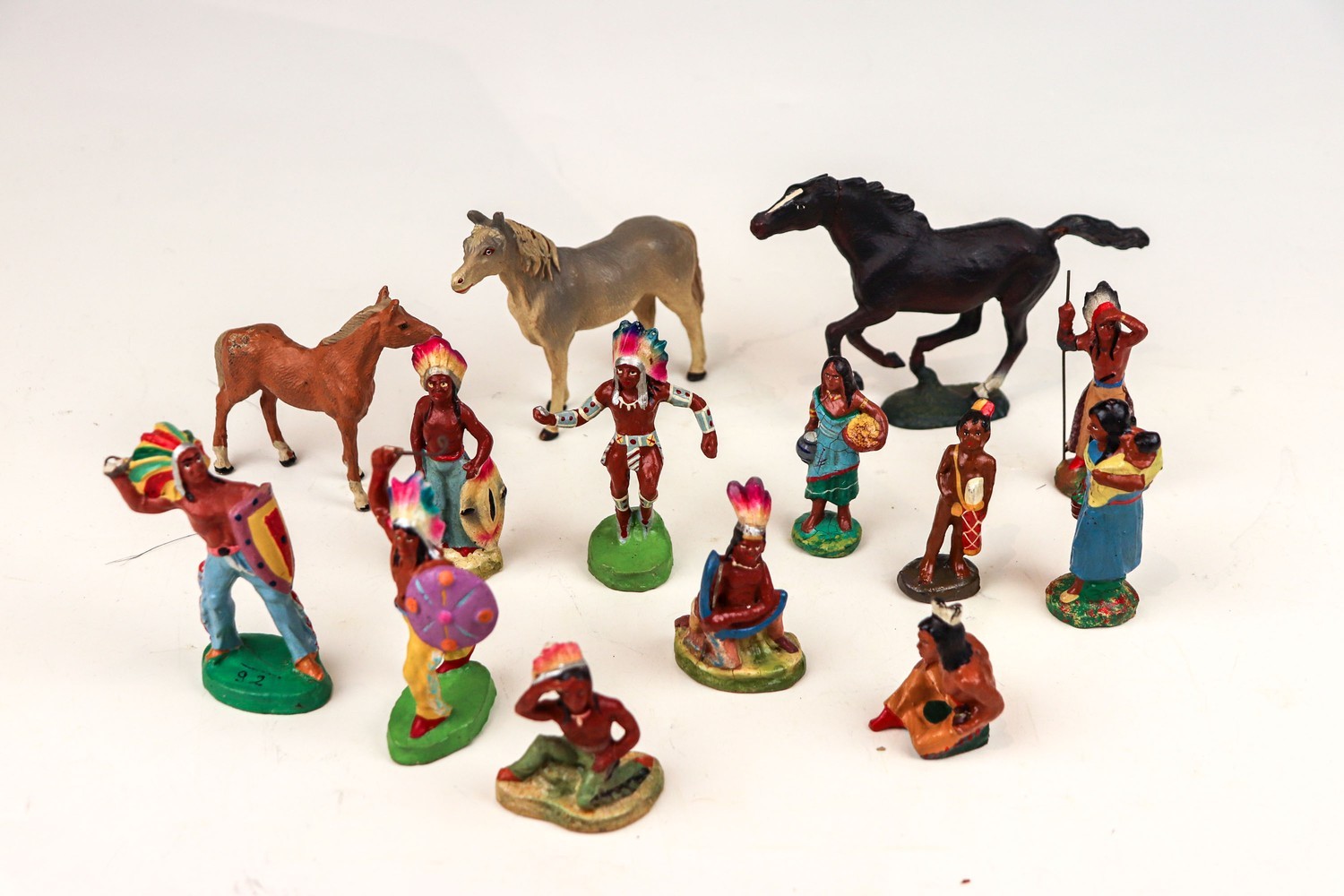 Elf Indianer und drei Pferde in der Art von Lineol-Figuren M. 20. Jh.