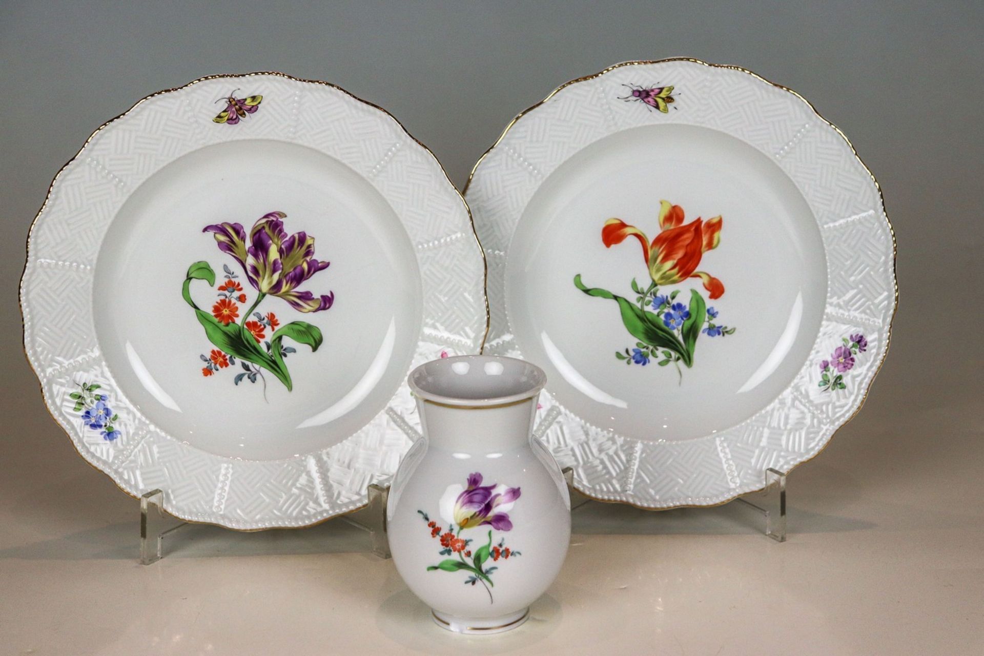 Zwei Teller und kleine Vase Meissen, zweimal um 1924/34