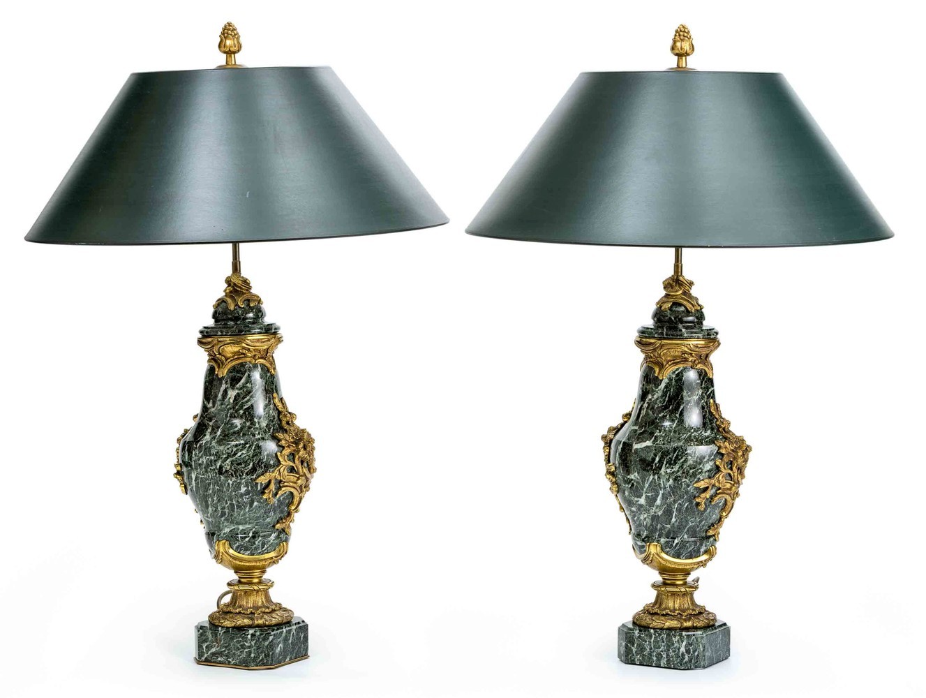 Ein Paar Vasenlampen im Louis-XV-Stil
