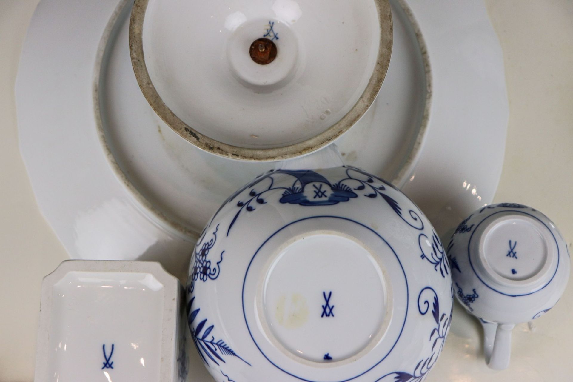 Teeserviceteile "Blaues Zwiebelmuster" Meissen, 2. H. 20. Jh, einmal vor 1924 - Bild 2 aus 2