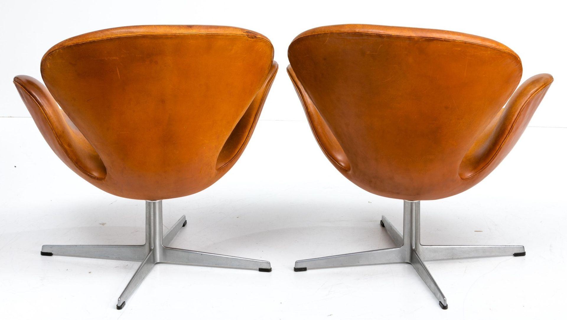 Ein Paar Swan Chairs  Arne Jacobsen für Fritz Hansen, um 1960  - Bild 3 aus 4