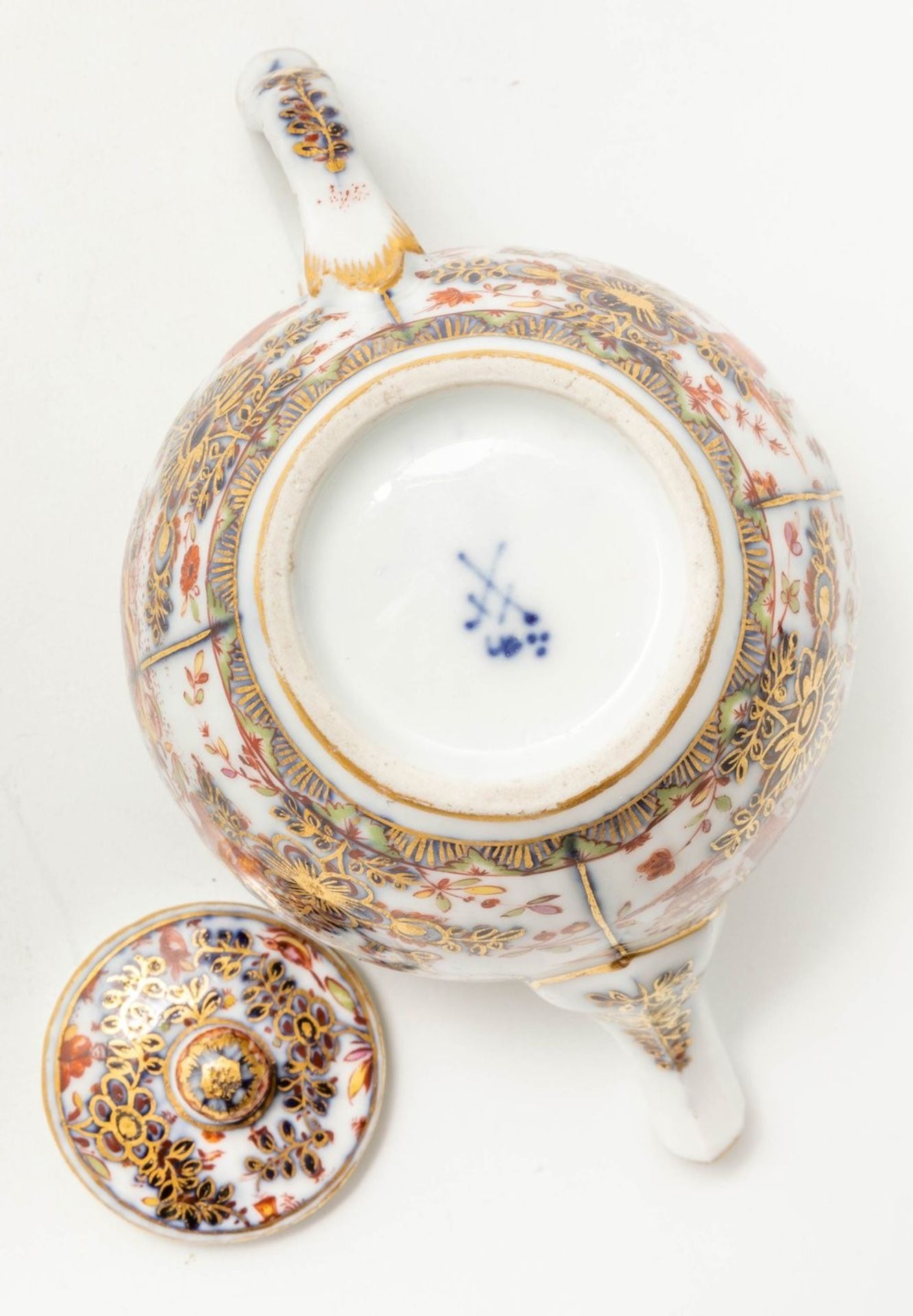 Teekännchen mit Hausmaler-Chinoiserien Meissen, um 1760, der Überdekor wohl Ferner-Werkstatt - Bild 5 aus 5