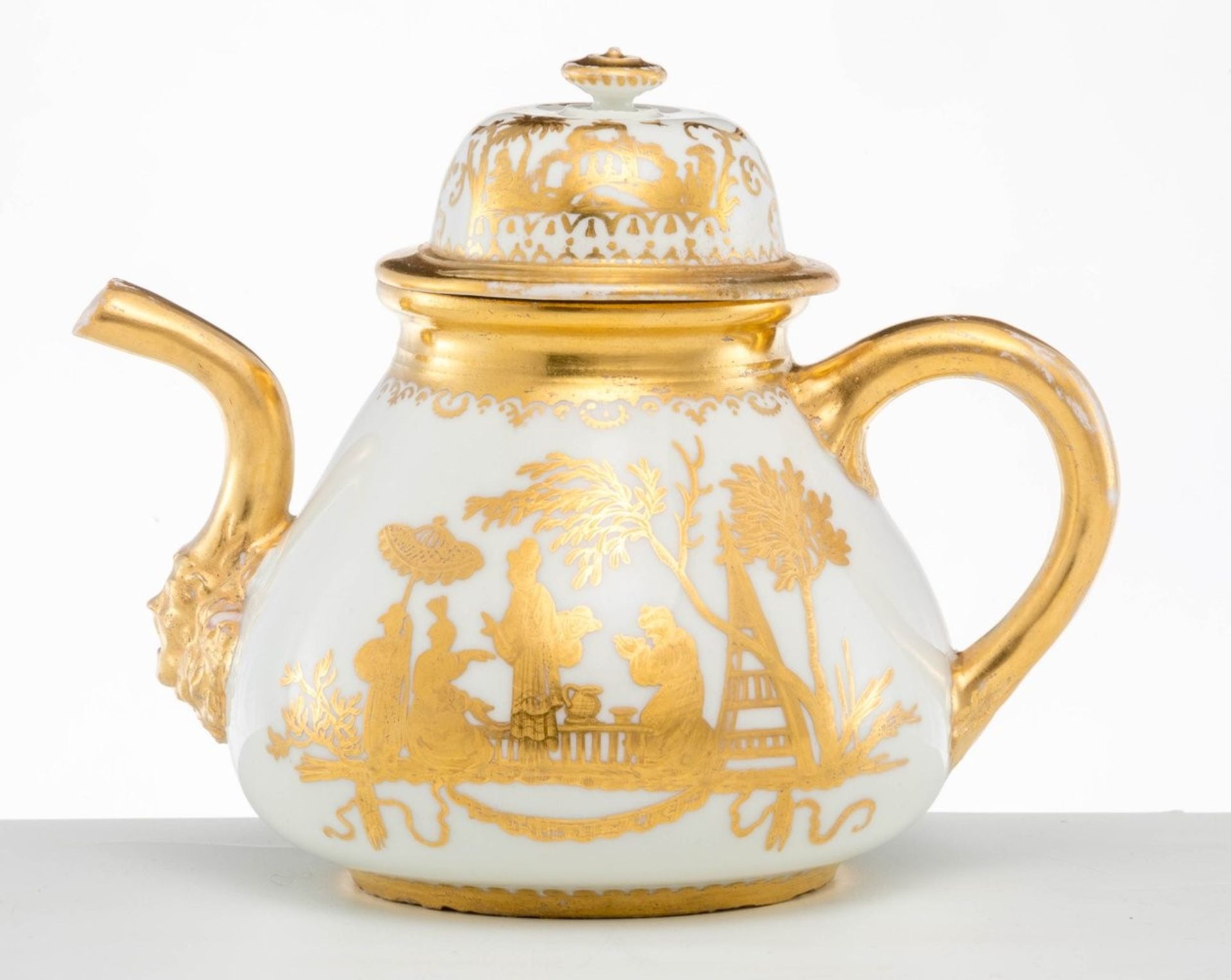 Teekanne mit Augsburger Goldchinesen Meissen. Der Golddekor Seuter-Werkstatt, um 1720/30 - Bild 4 aus 5