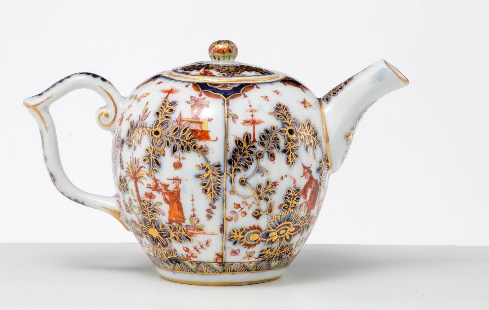 Teekännchen mit Hausmaler-Chinoiserien Meissen, um 1760, der Überdekor wohl Ferner-Werkstatt - Image 3 of 5