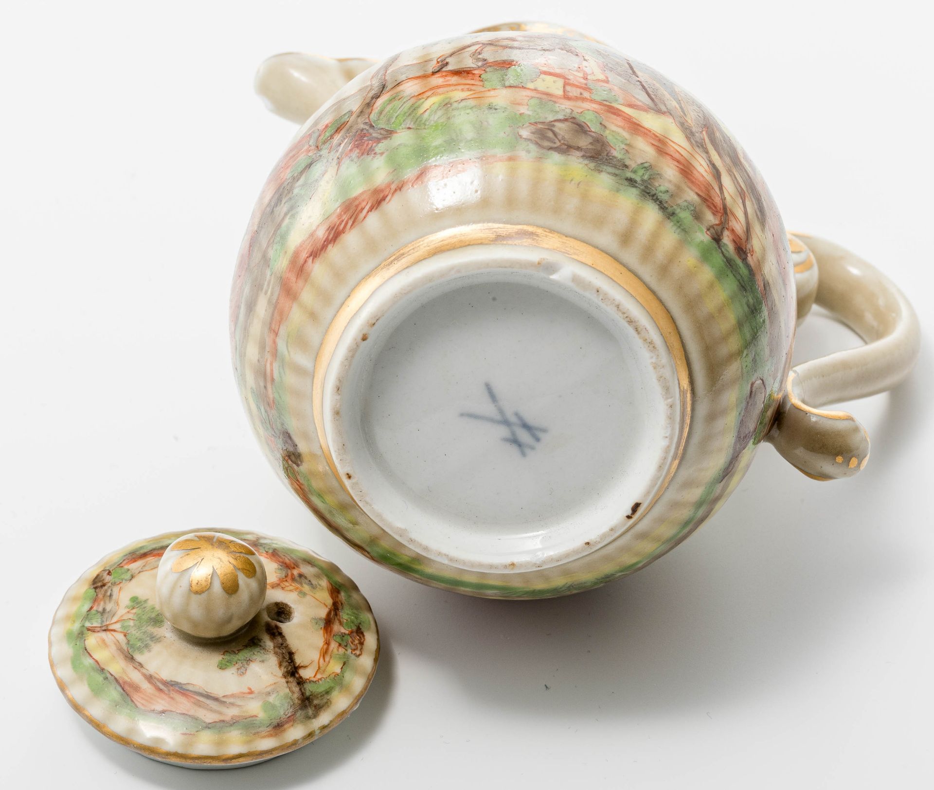 Kleine Kanne mit Hausmalerdekor Meissen, um 1736/40, der Dekor Werkstatt J. F. Ferner M. 18. Jh. - Bild 3 aus 3