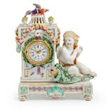 Seltene klassizistische Uhr "mit Putto und Täubchen" Meissen, um 1775