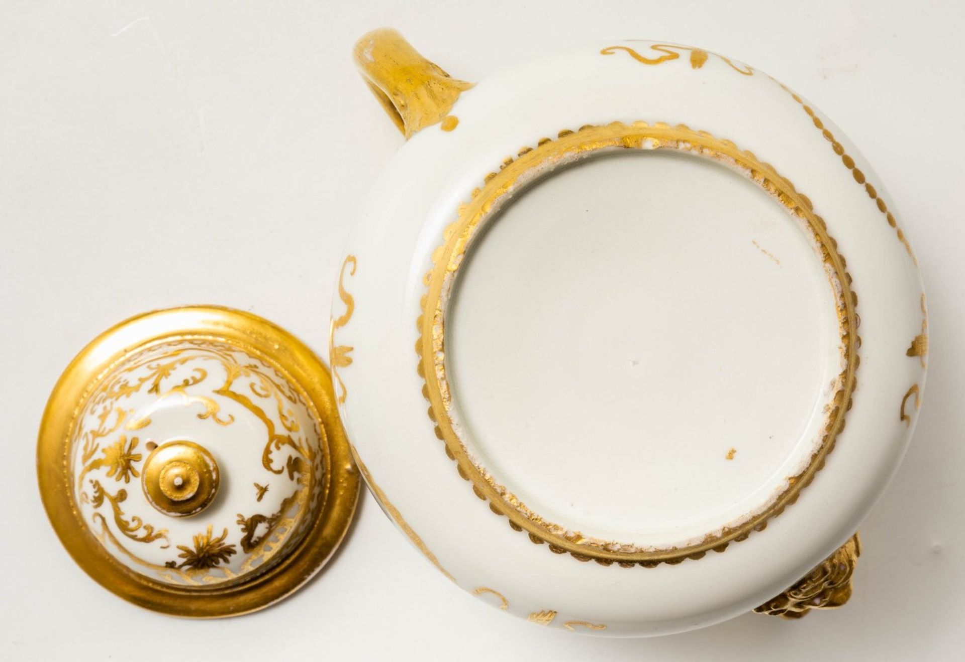 Teekanne mit Augsburger Goldchinesen Meissen. Der Golddekor Seuter-Werkstatt, um 1720/30 - Bild 5 aus 5