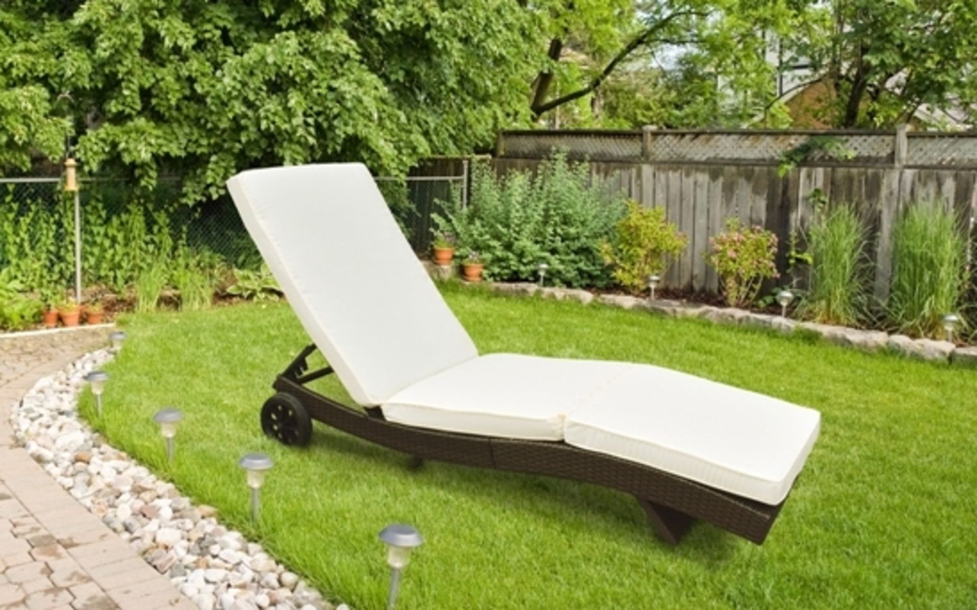 RRP £249 - Chelsea Garden Company Wheeled Sun Lounger With Cushion COLLECTION OR LOCAL DELIVERY ONLY