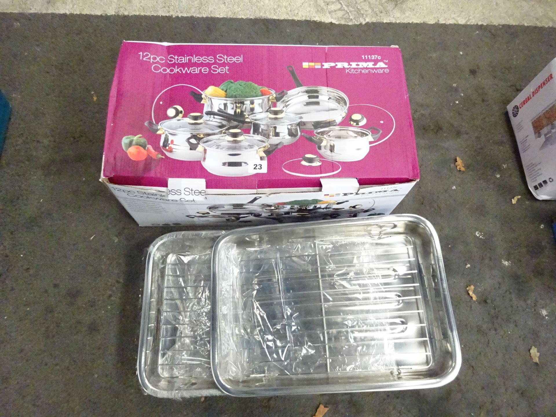 COOKWARE SET & 2 COOKING TRAYS