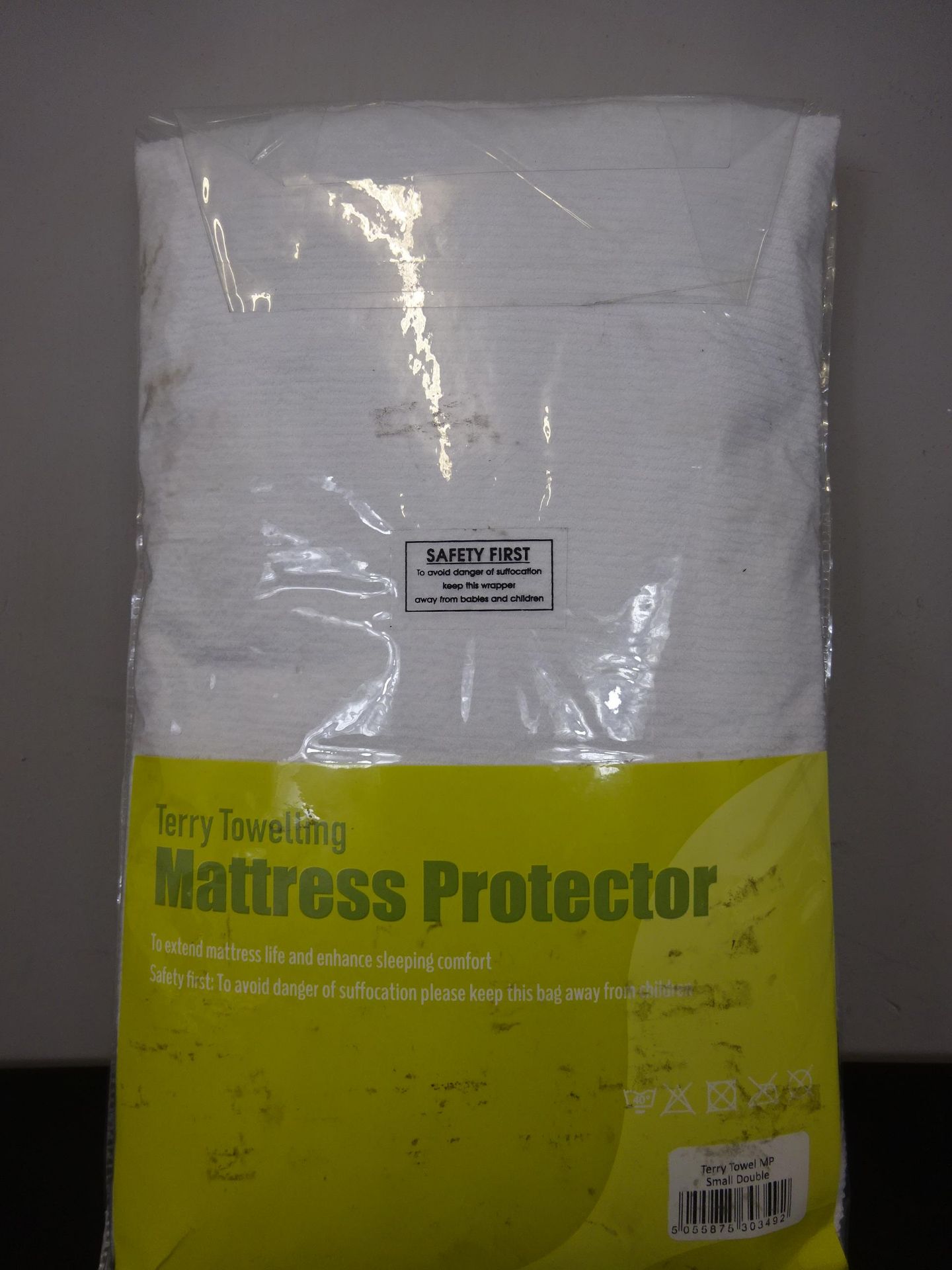 Mattress Protector - Hypoallergenic Fitted Mattress Protector - Small Double 122 x190 + 30cm