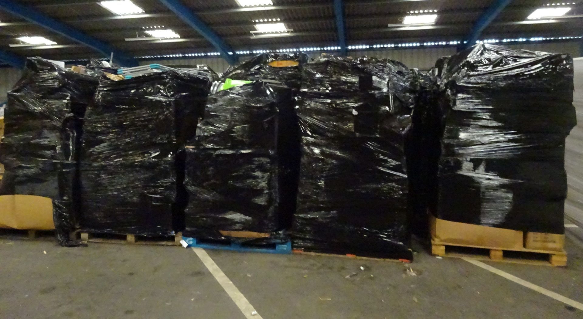 x1 LARGE PALLET FULL OF CUSTOMER RETURNS - EVERY PALLET IS DIFFERENT AND COULD CONTAIN TOOLS,