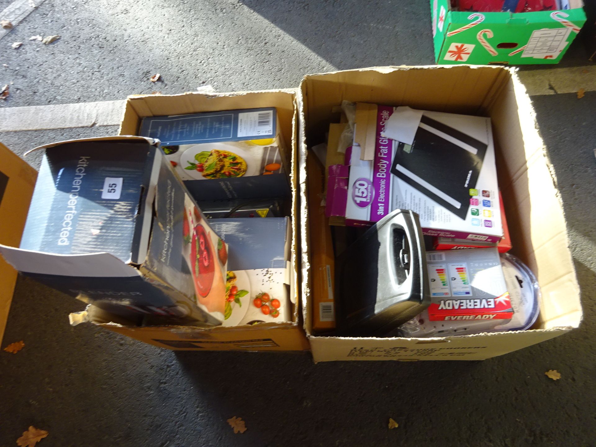 2 BOXES OF KITCHENWARE INCL: BLENDER, QTY HOTPLATES, SCALES, ELECTRICALS & ODDS