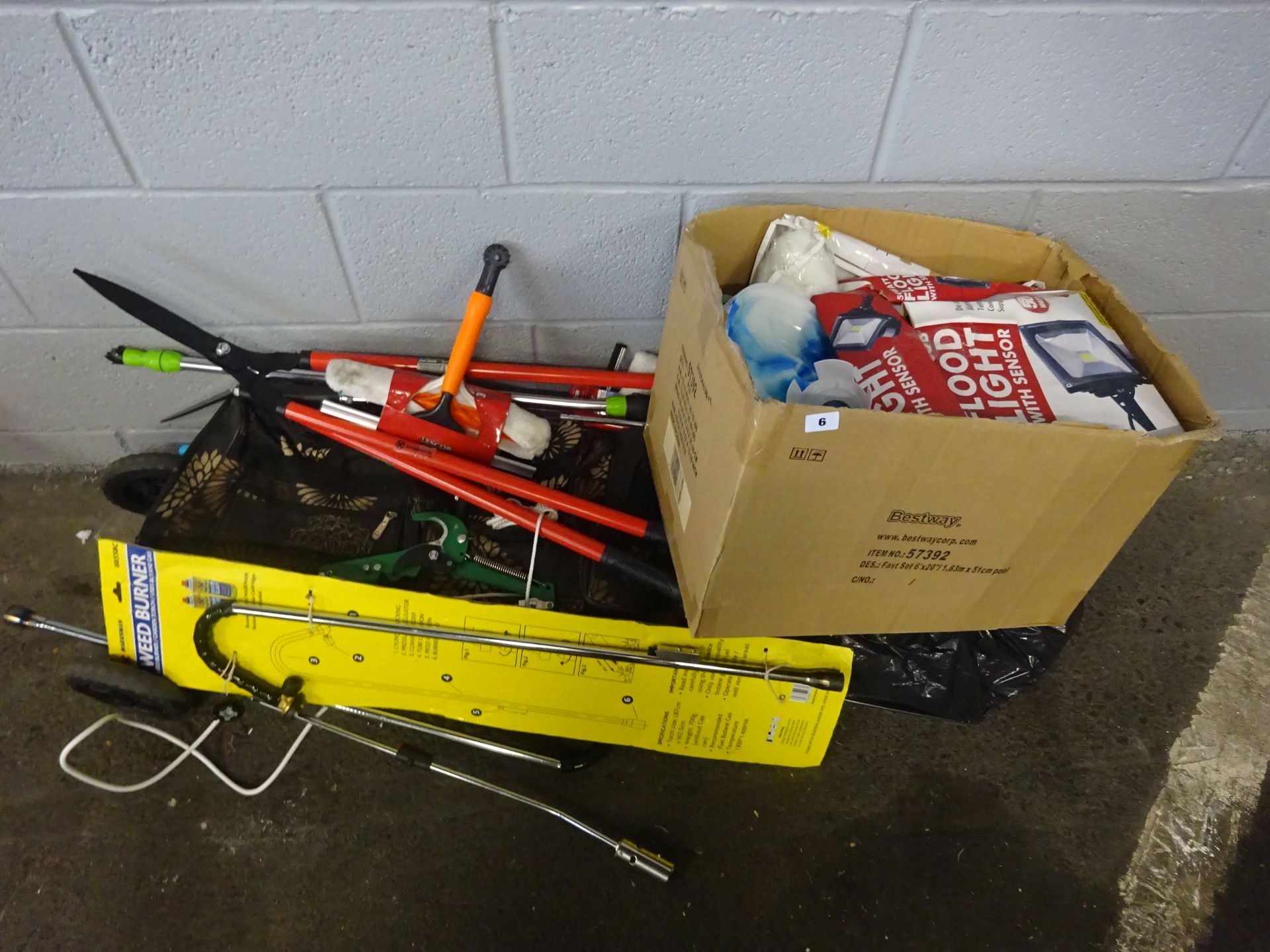 QTY OF GARDEN TOOLS, FLOOD LIGHT, TROLLEY, HEATED BLANKET & ODDS