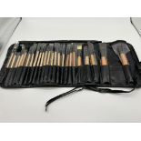 New Make Up Brush Set With Pouch