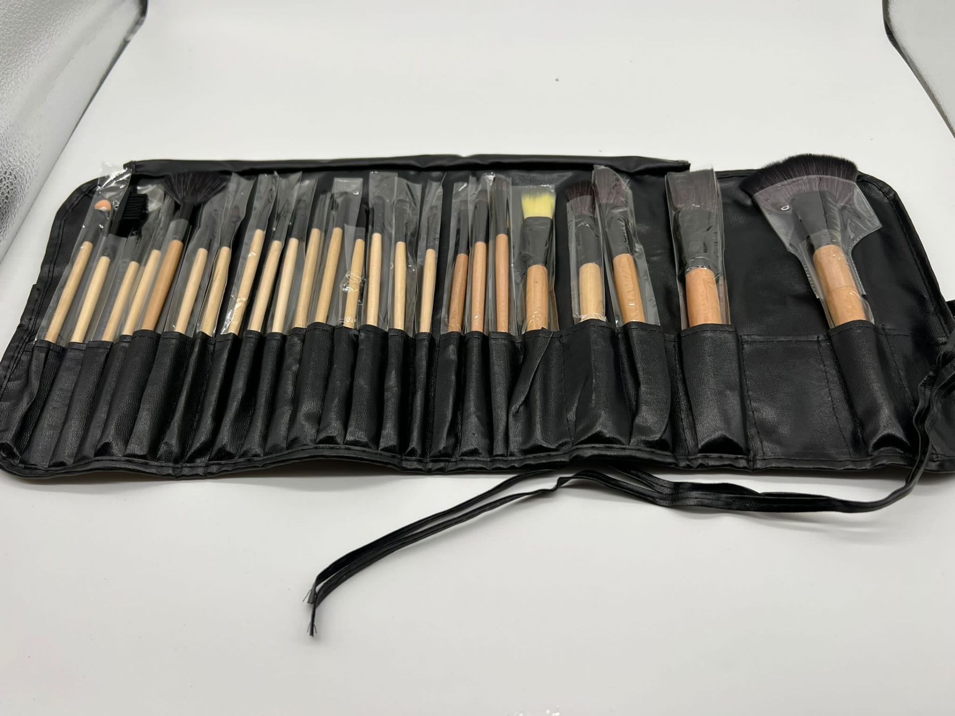 New Make Up Brush Set With Pouch