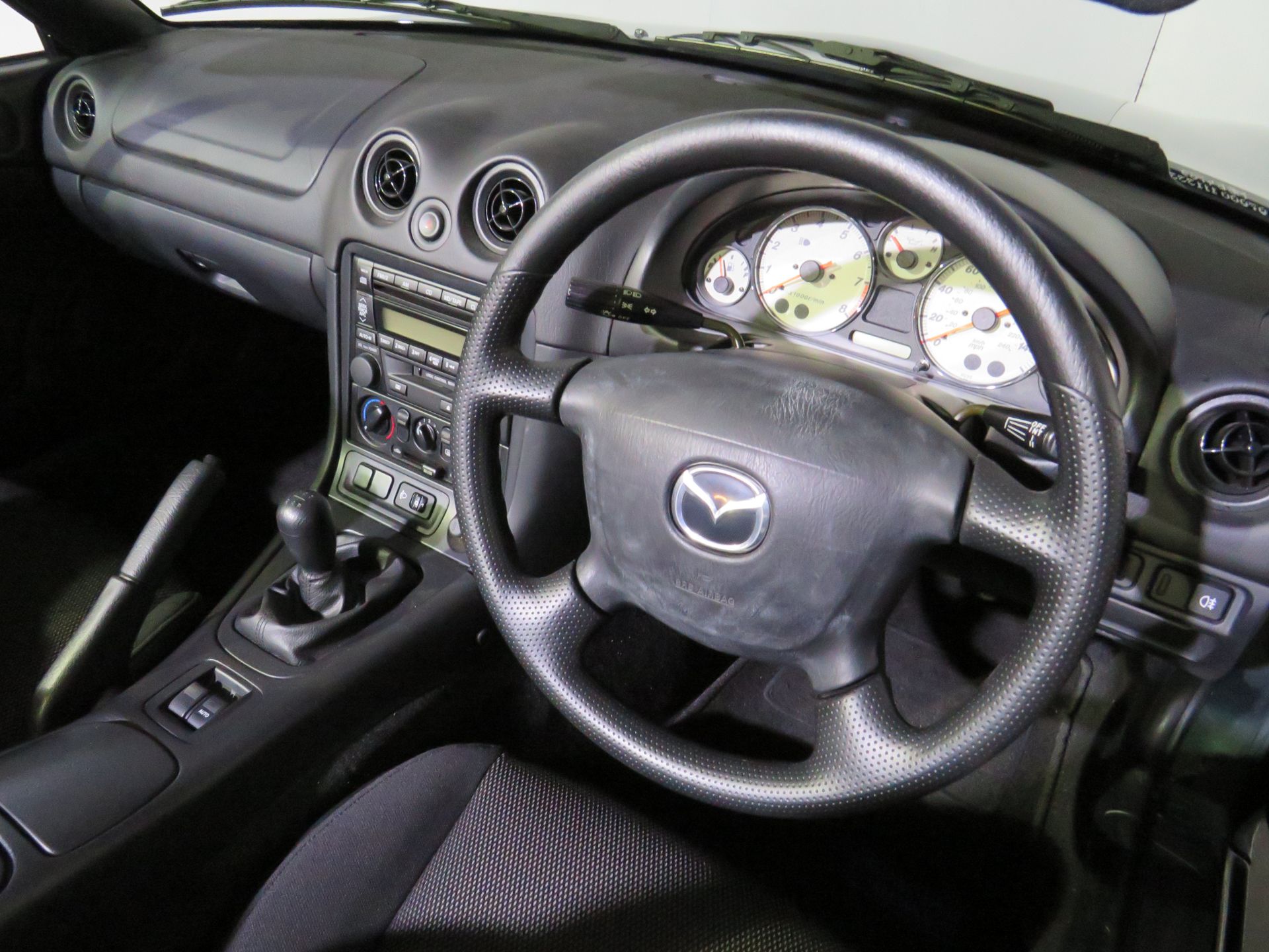 2002 Mazda MX-5 - 1598cc - 1,900 MILES FROM NEW - Image 15 of 39