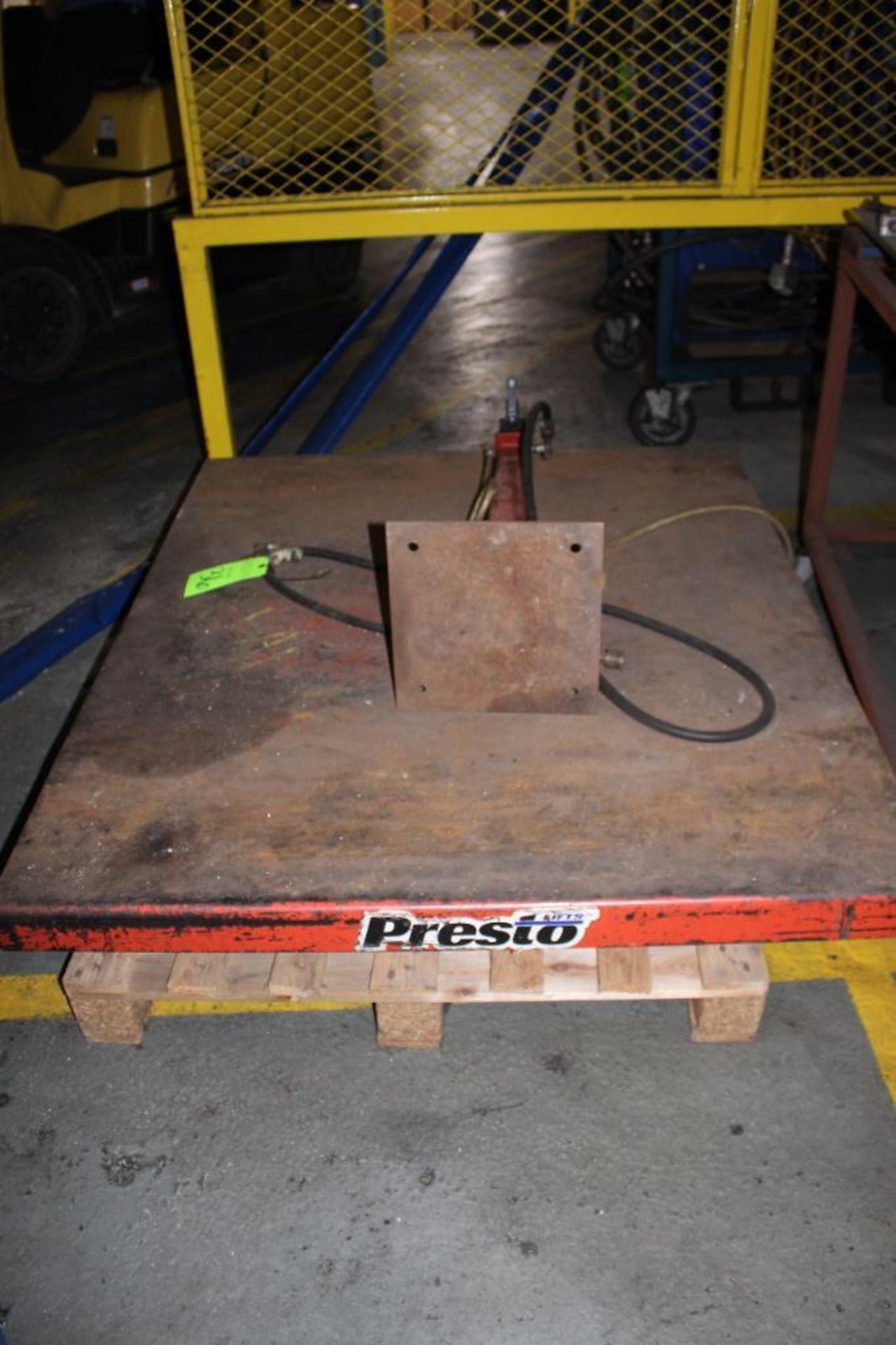 Presto 2,000 Capacity Lift Table with Control - Image 2 of 3