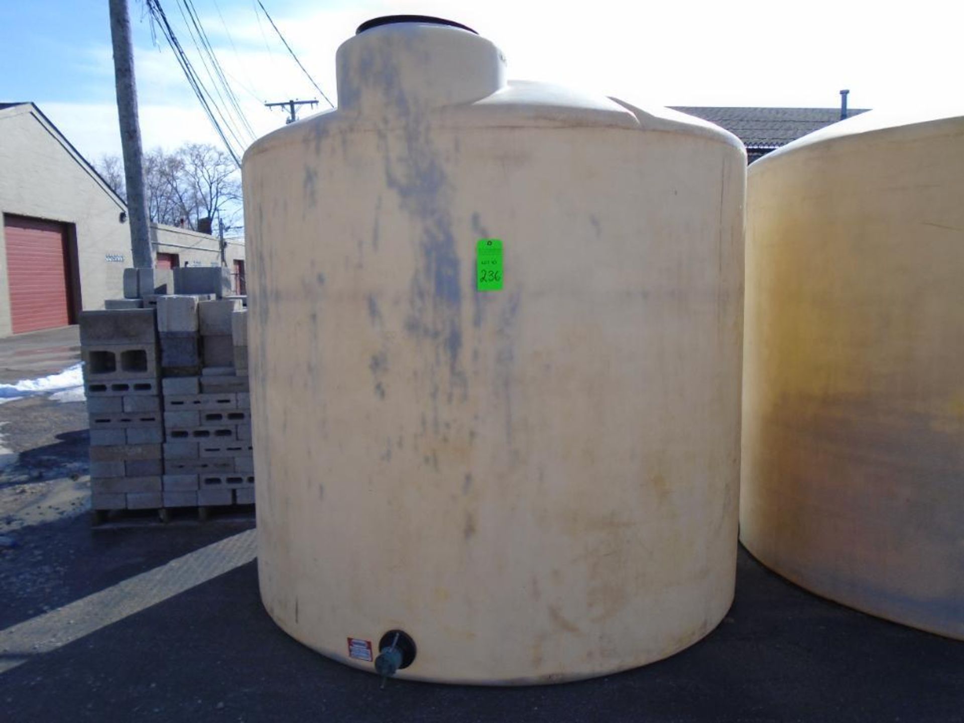 Large 2,200 Gallon Tank - Image 2 of 4