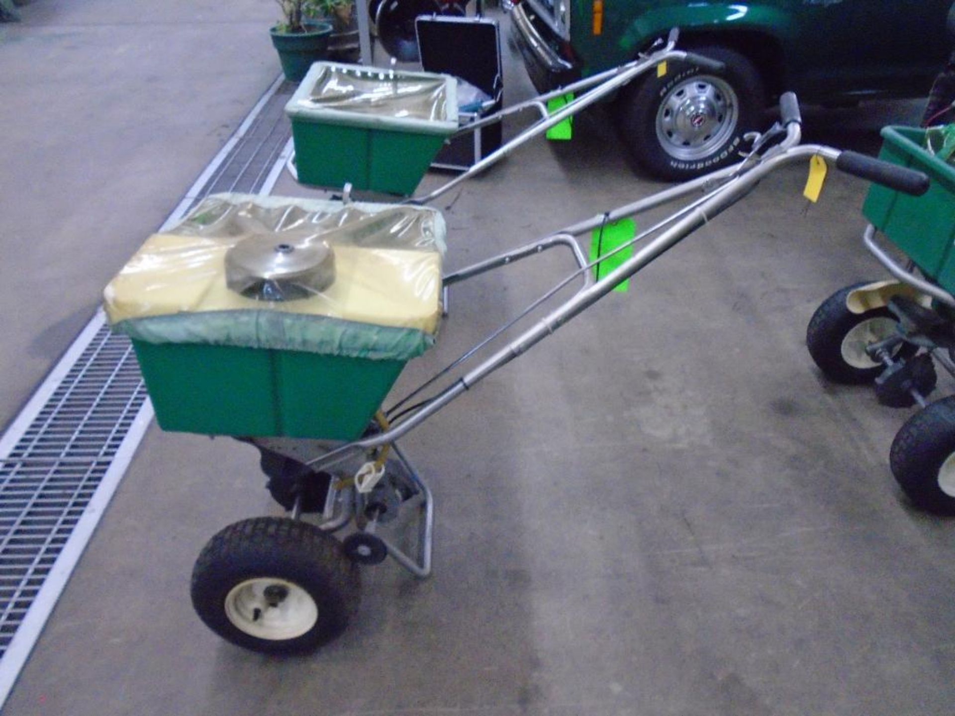 Lesco Spreader 80lb Capacity - Image 3 of 8