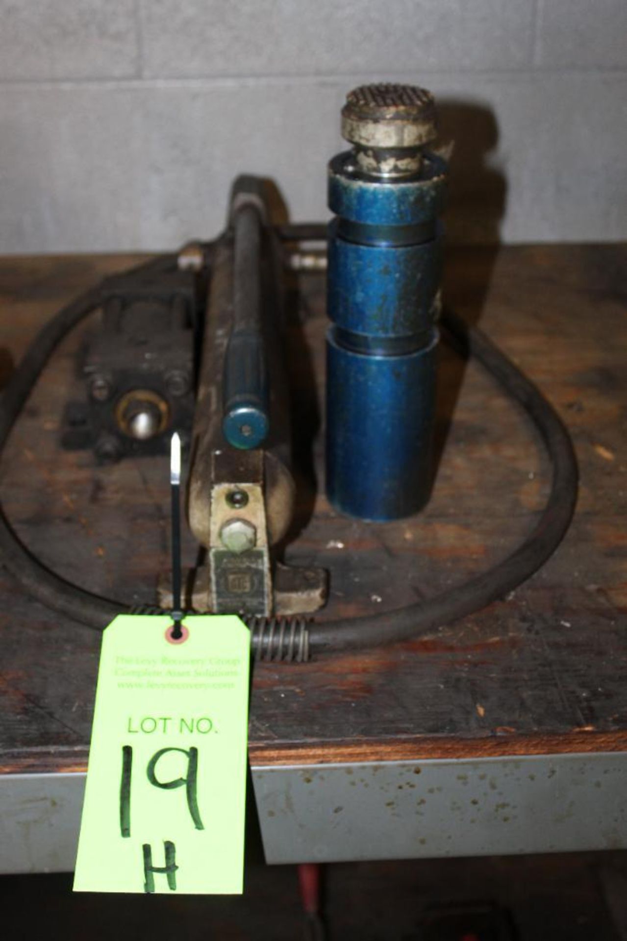 Owatonna Model Y21-1 Hydraulic Hand Pump