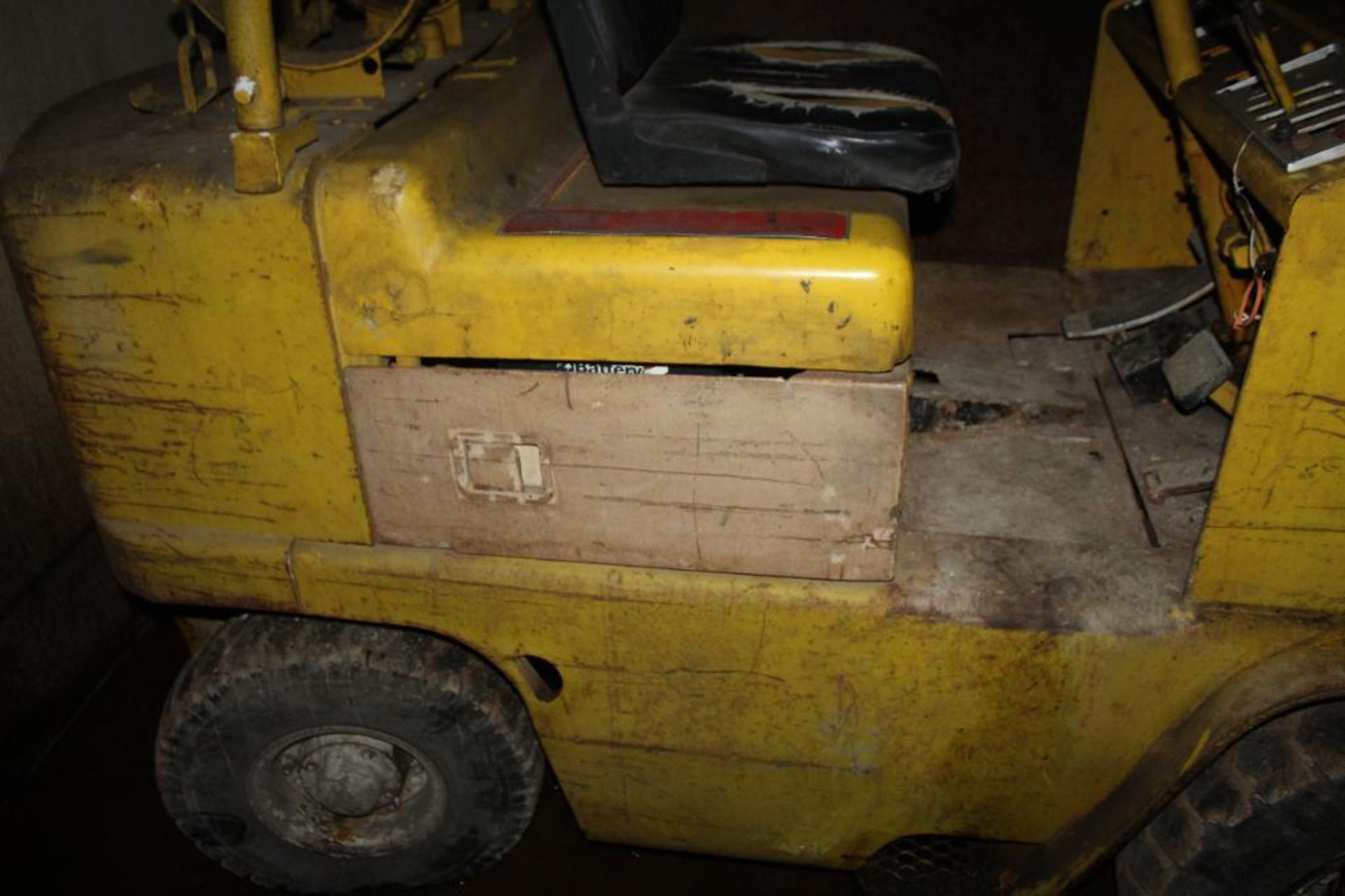 Caterpillar Tow Motor Forklift - Runs but has hydraulic issues and overheats - Image 5 of 16