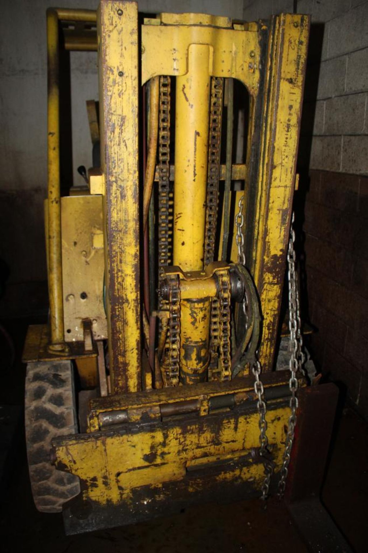 Caterpillar Tow Motor Forklift - Runs but has hydraulic issues and overheats - Image 4 of 16