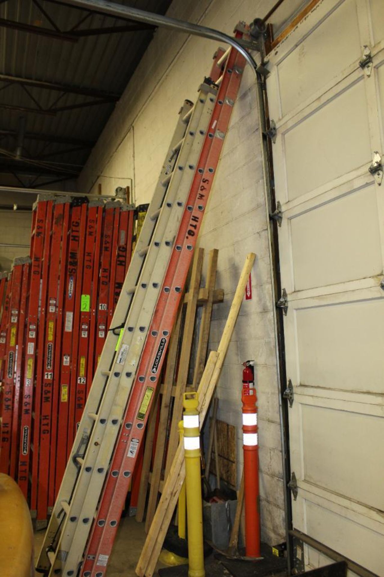 Lot of 2 Fiberglass Extension Ladders - Image 3 of 3