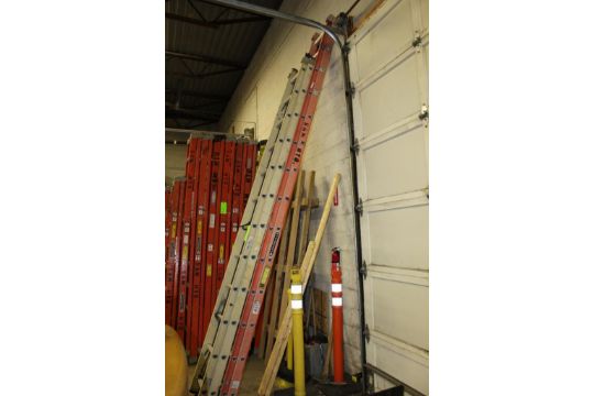 Lot of 2 Fiberglass Extension Ladders - Image 3 of 3