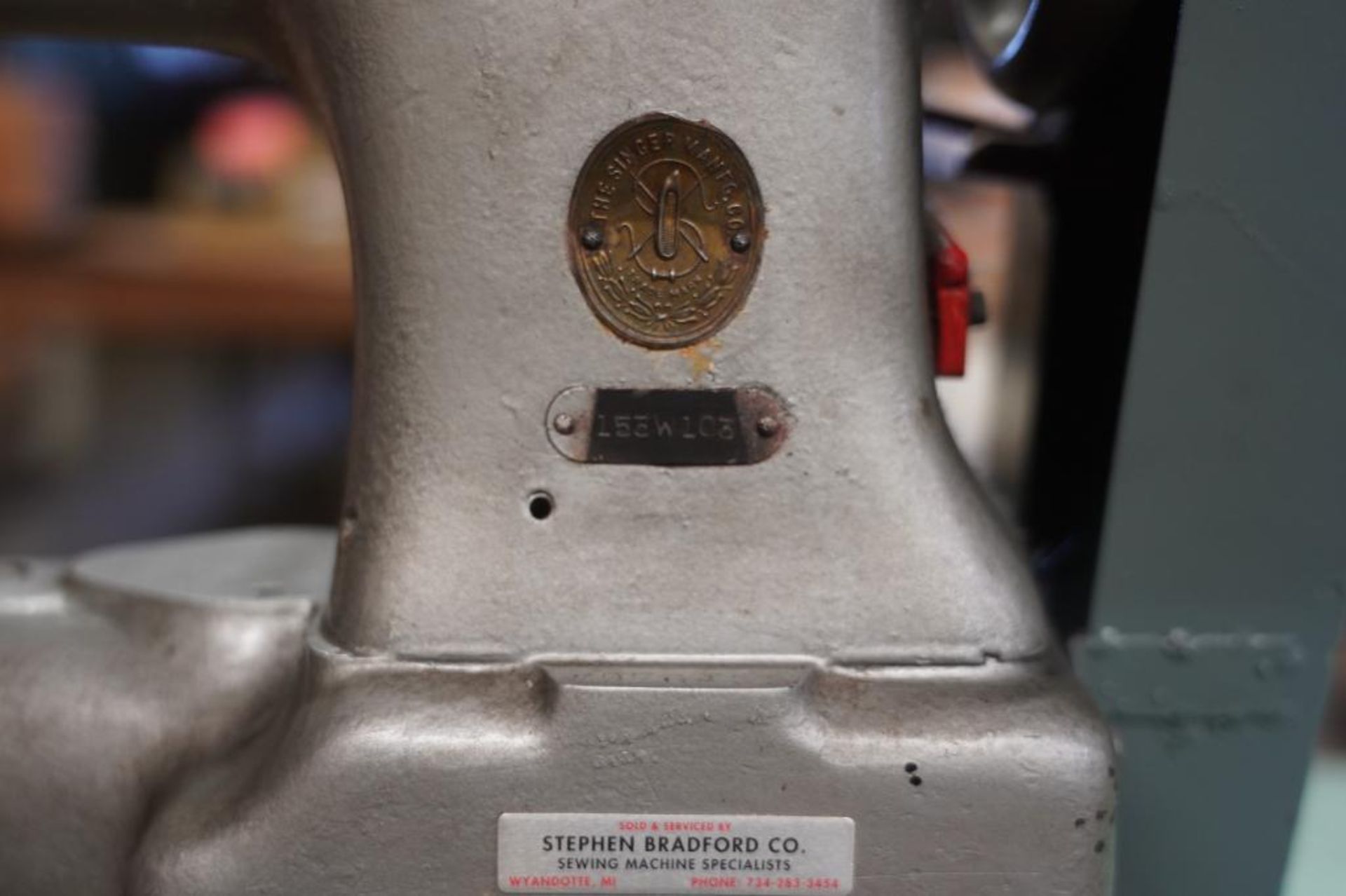 Singer Sewing Machine - Image 7 of 7