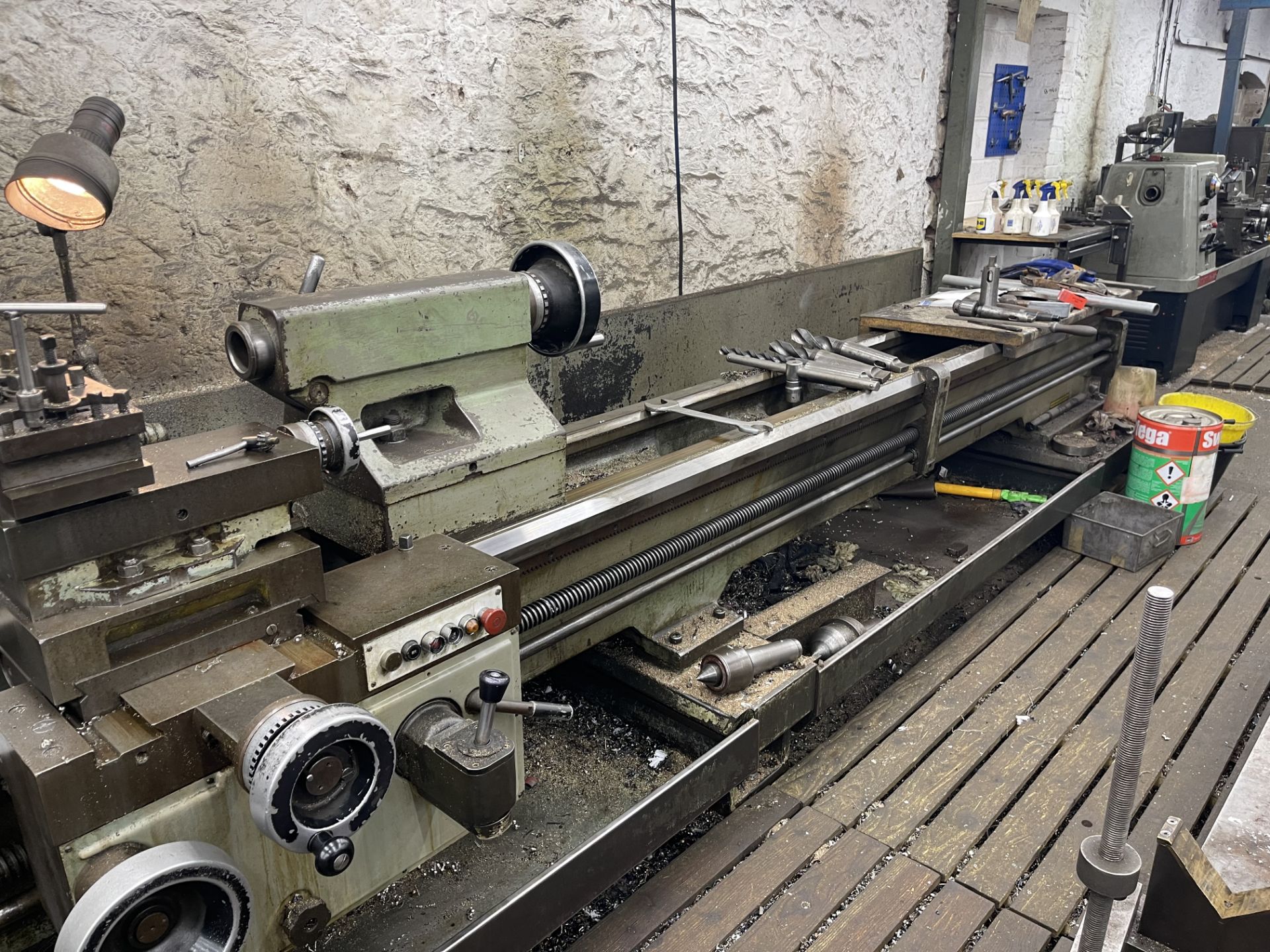 Colchester Magnum LB800 GAP BED LATHE, speds 10/800rpm, taper turning, 3 and 4 jaw chucks, 2 - Image 3 of 7