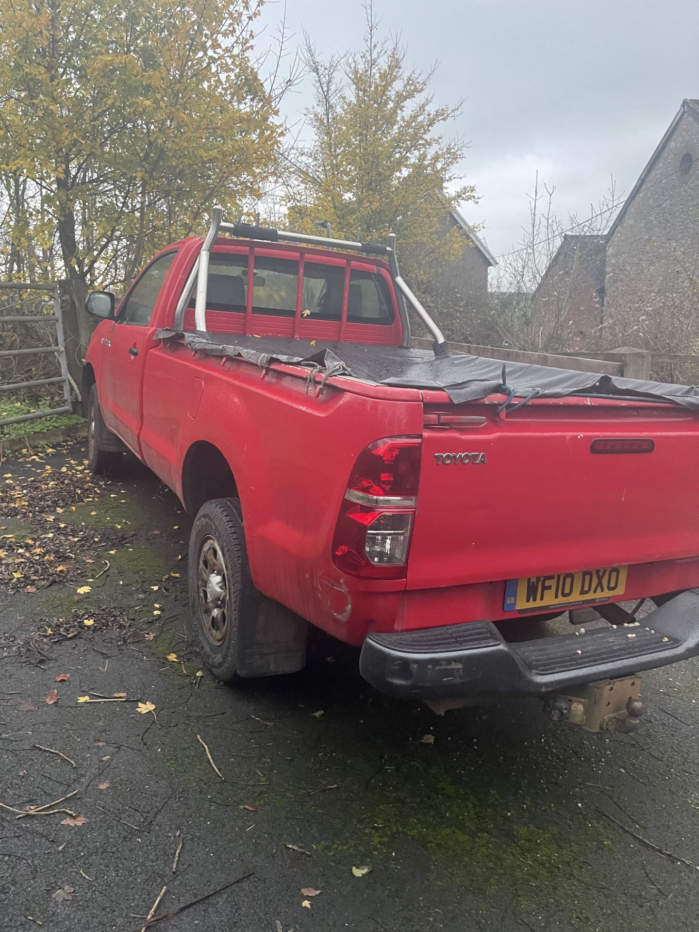 2010 (Apr) TOYOTA HILUX 2.5D 4D SINGLE CAB PICK UP, 166,000 miles recorded, 5 speed manual, red, - Image 2 of 9