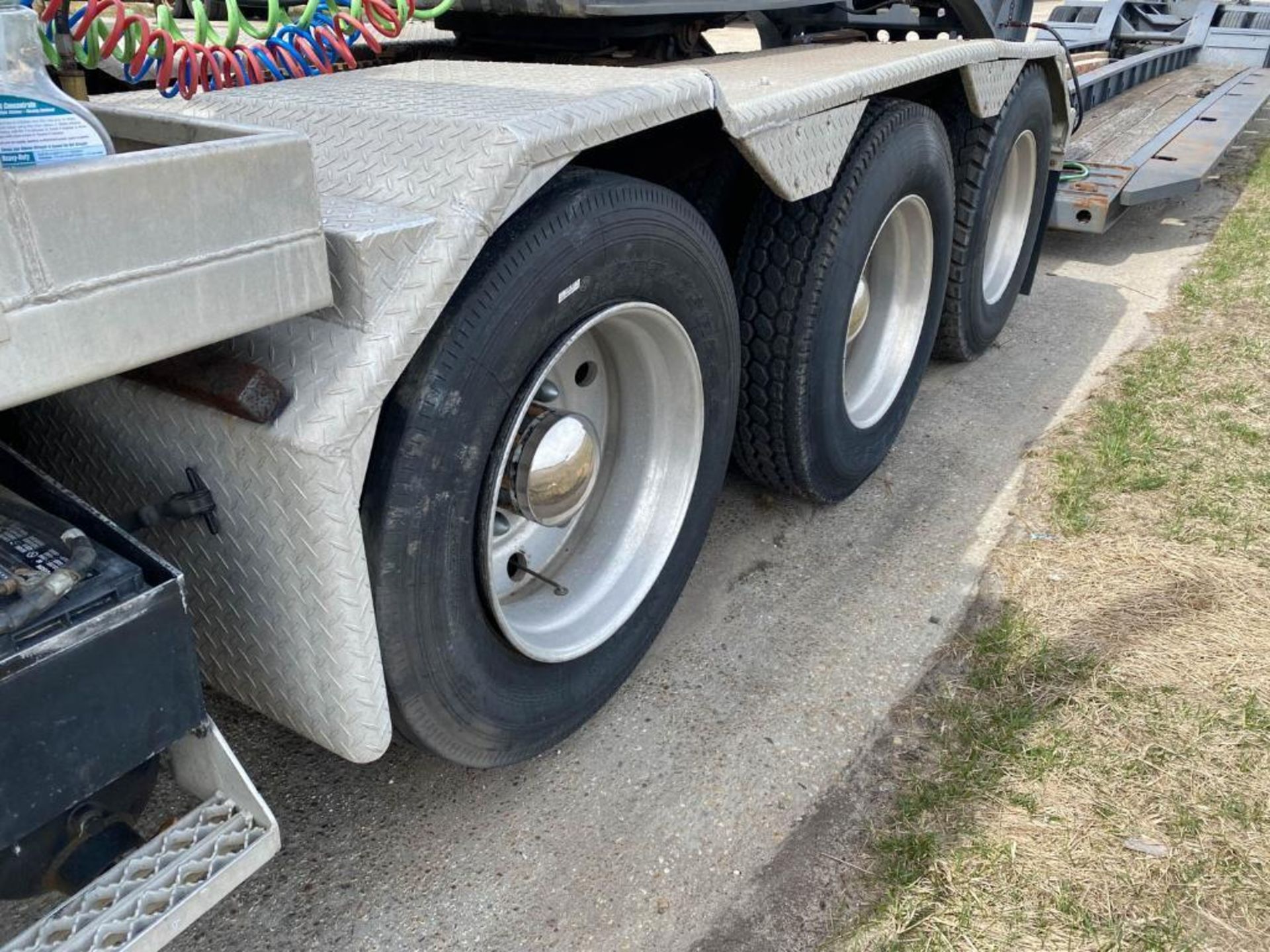 1996 Peterbilt 379 Heavy Haul Tri-Axle Tractor, 160,060 GVWR - Image 11 of 46