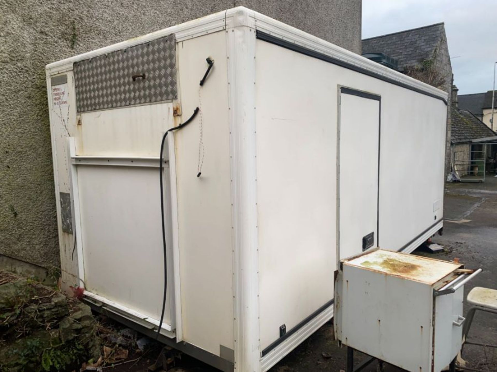 20FT X 8FT FRIDGE BODY SHELVED W/ CHECKERED PLATE FLOORING, DOUBLE DOORS & SIDE DOOR - Image 8 of 14