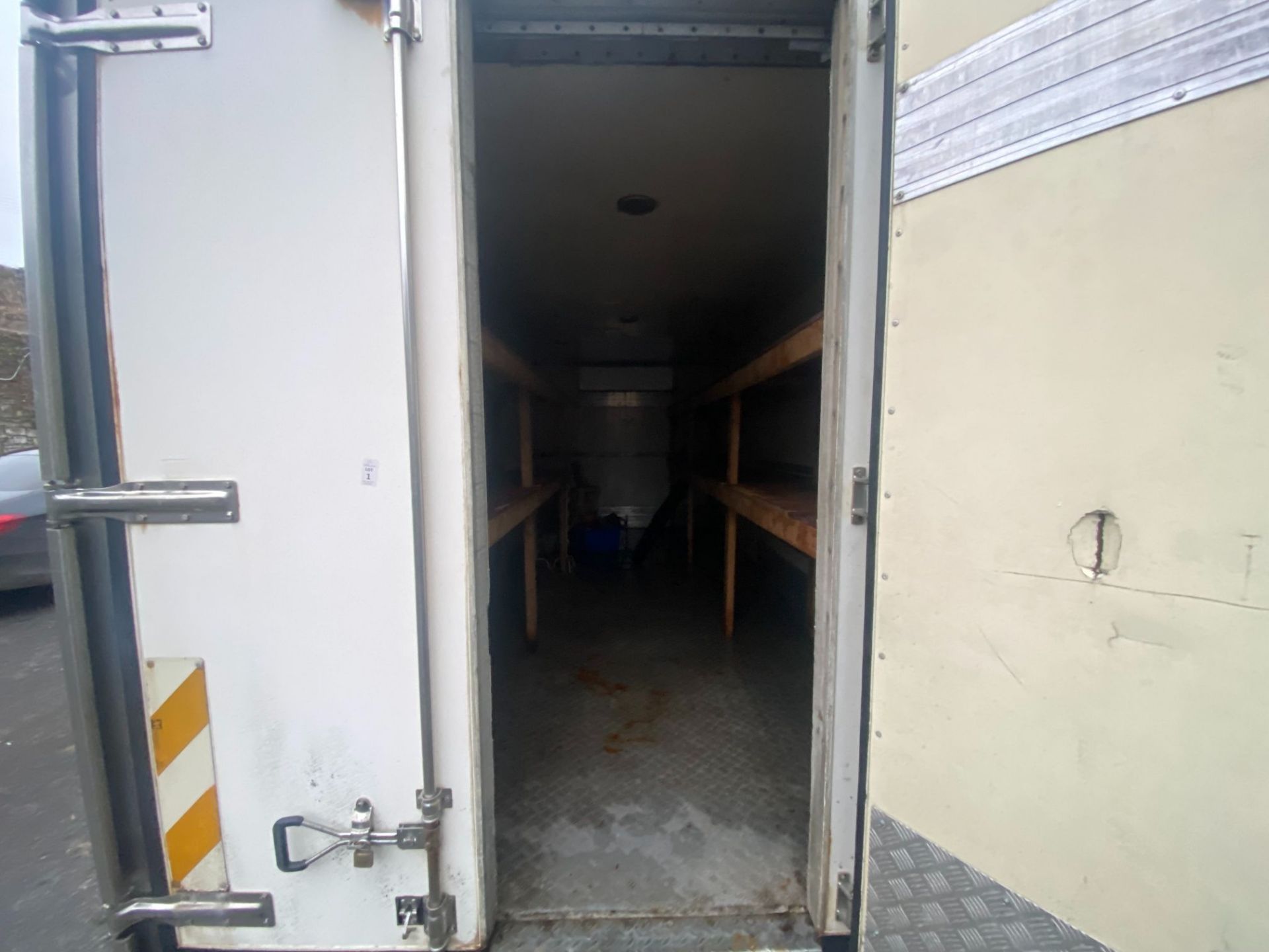 20FT X 8FT FRIDGE BODY SHELVED W/ CHECKERED PLATE FLOORING, DOUBLE DOORS & SIDE DOOR - Image 10 of 14