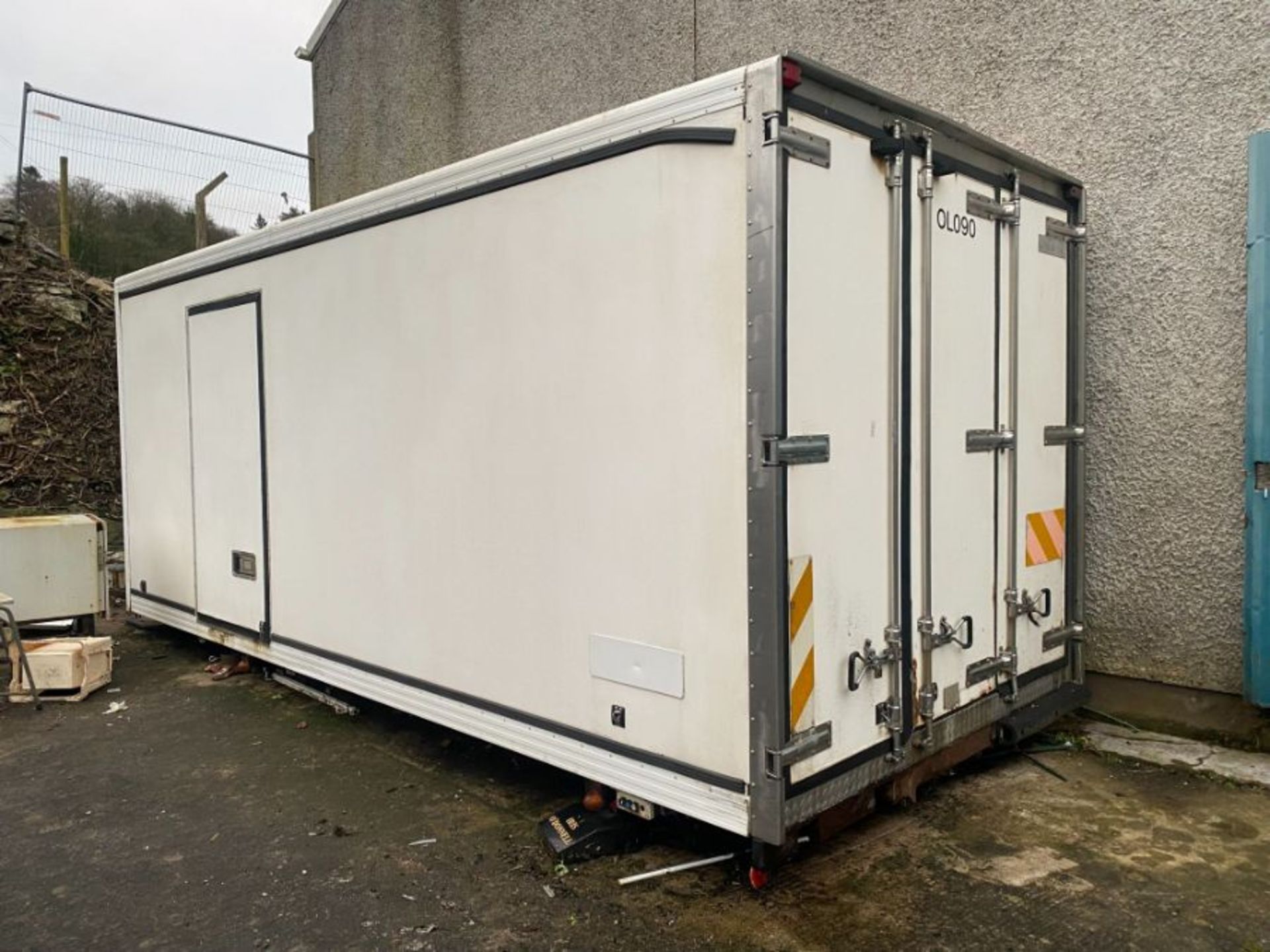 20FT X 8FT FRIDGE BODY SHELVED W/ CHECKERED PLATE FLOORING, DOUBLE DOORS & SIDE DOOR - Image 2 of 14