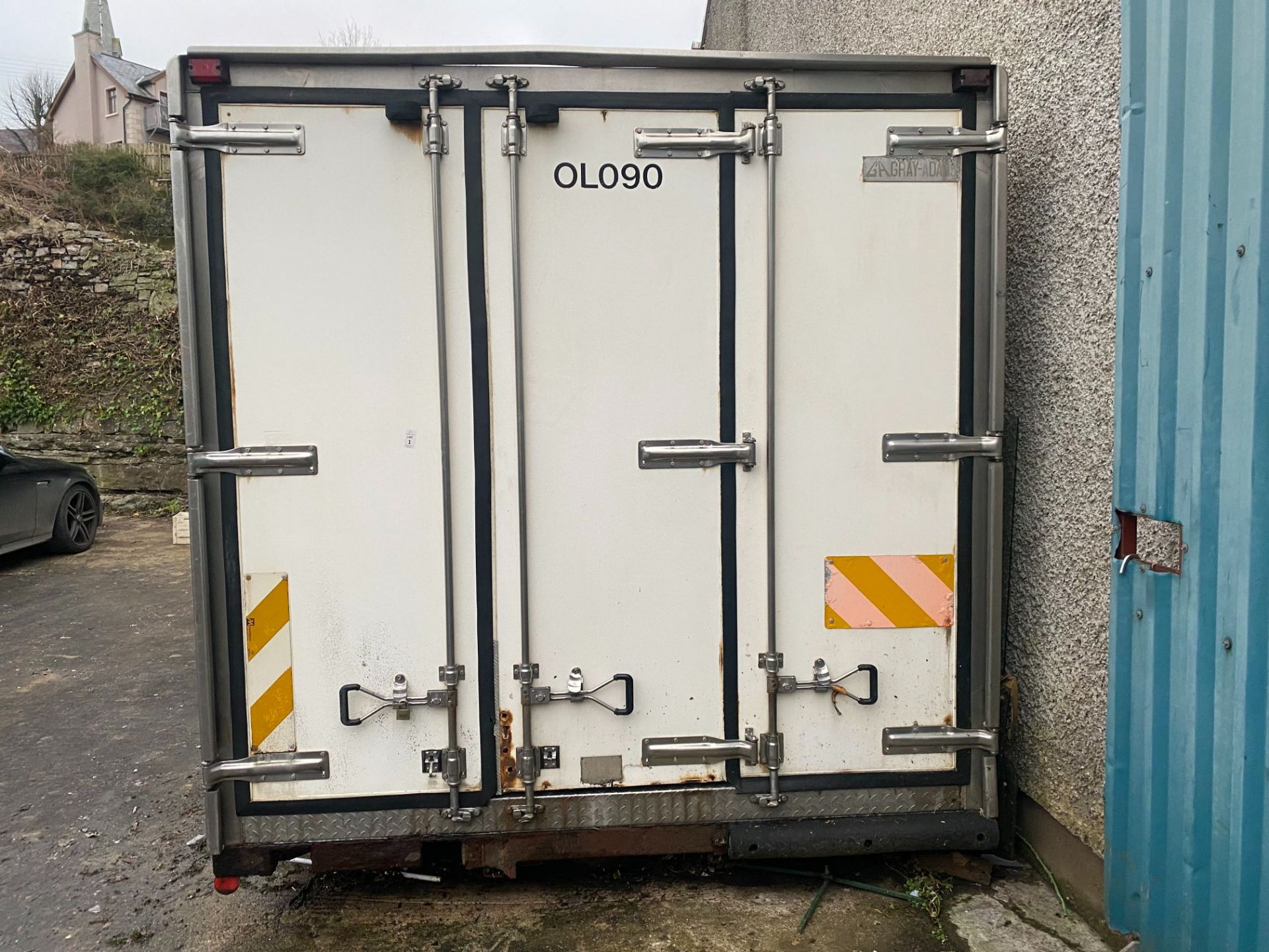 20FT X 8FT FRIDGE BODY SHELVED W/ CHECKERED PLATE FLOORING, DOUBLE DOORS & SIDE DOOR - Image 9 of 14