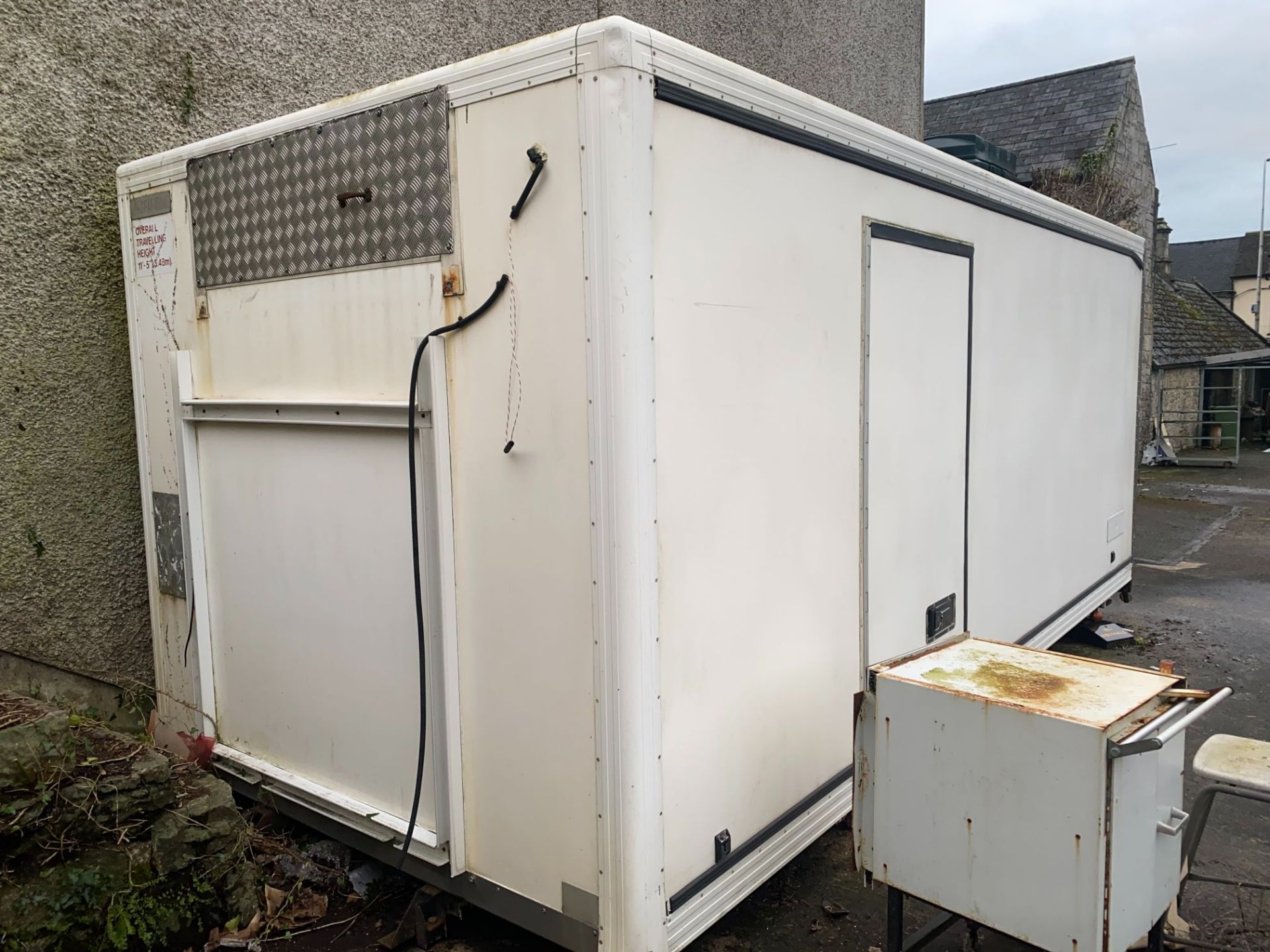 20FT X 8FT FRIDGE BODY SHELVED W/ CHECKERED PLATE FLOORING, DOUBLE DOORS & SIDE DOOR - Image 14 of 14