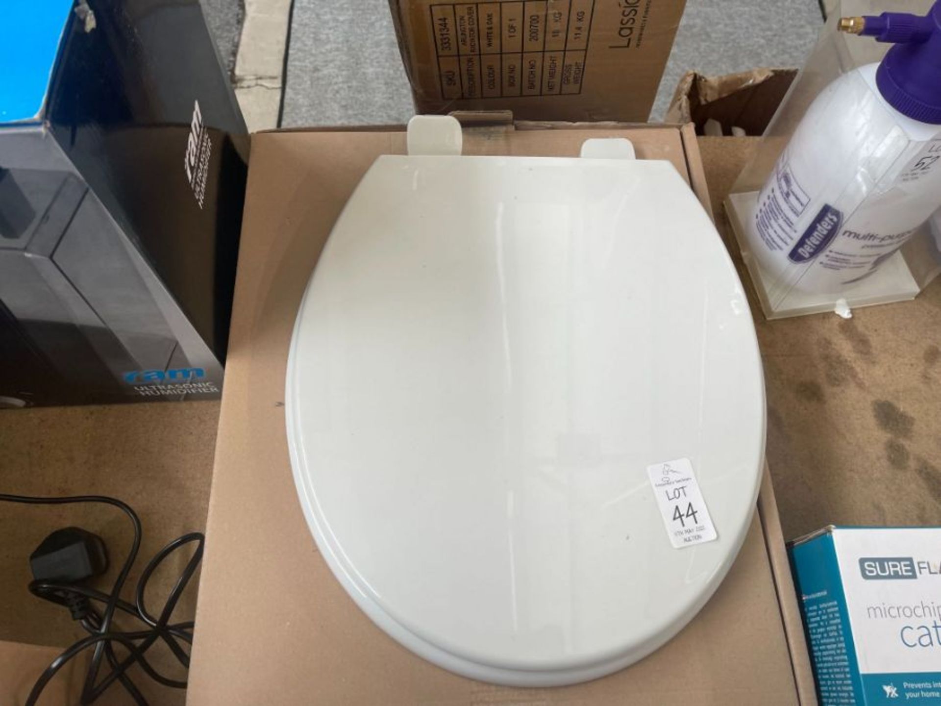 WHITE TOILET SEAT