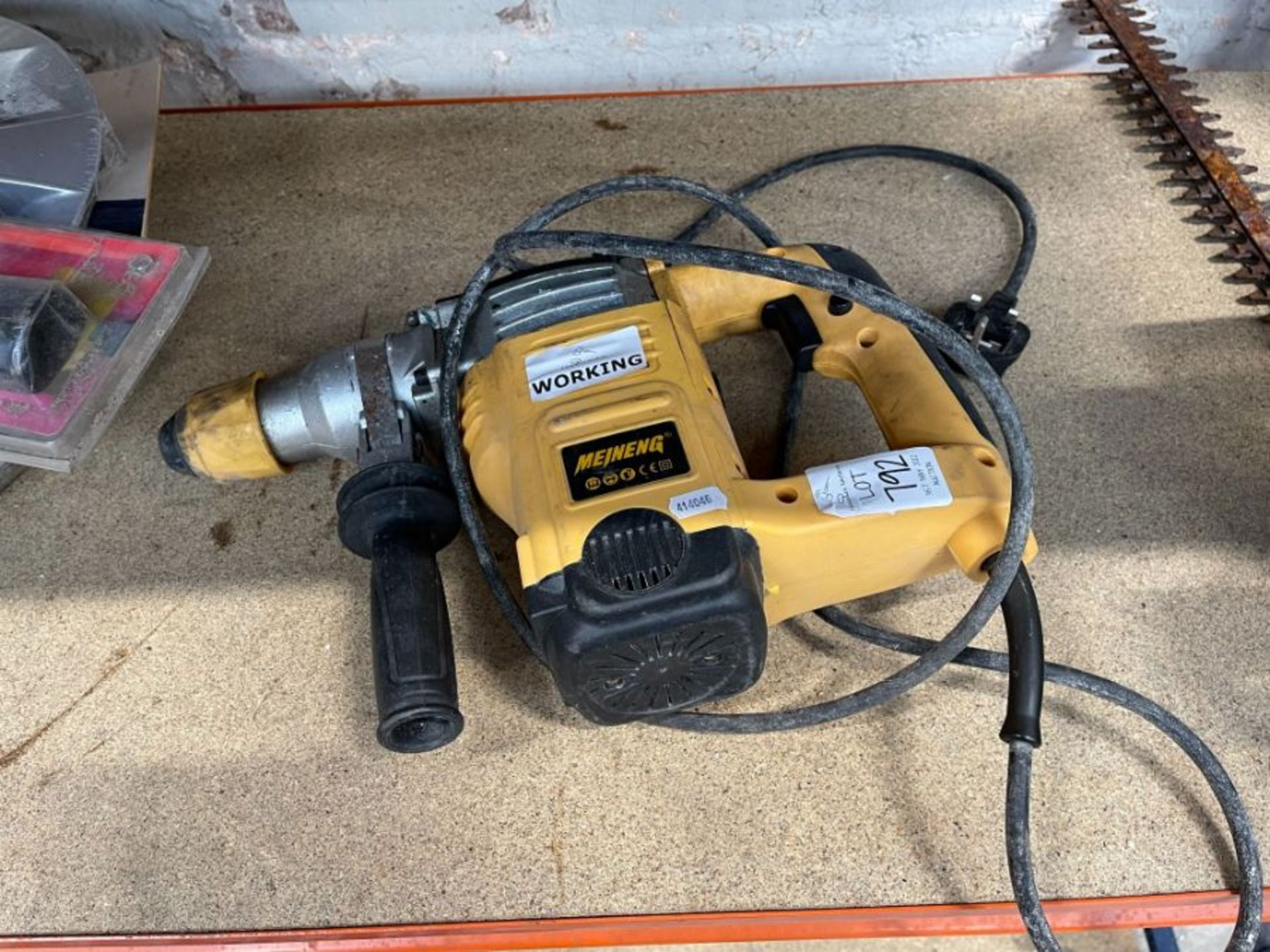ELECTRIC HAMMER DRILL WORKING