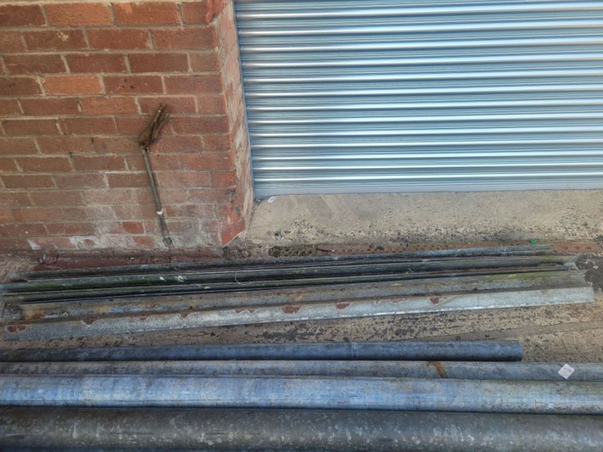 BUNDLE OF GALVANISED ANGLE IRON APPROX 7FOOT/2INCH (20 LENGTHS)