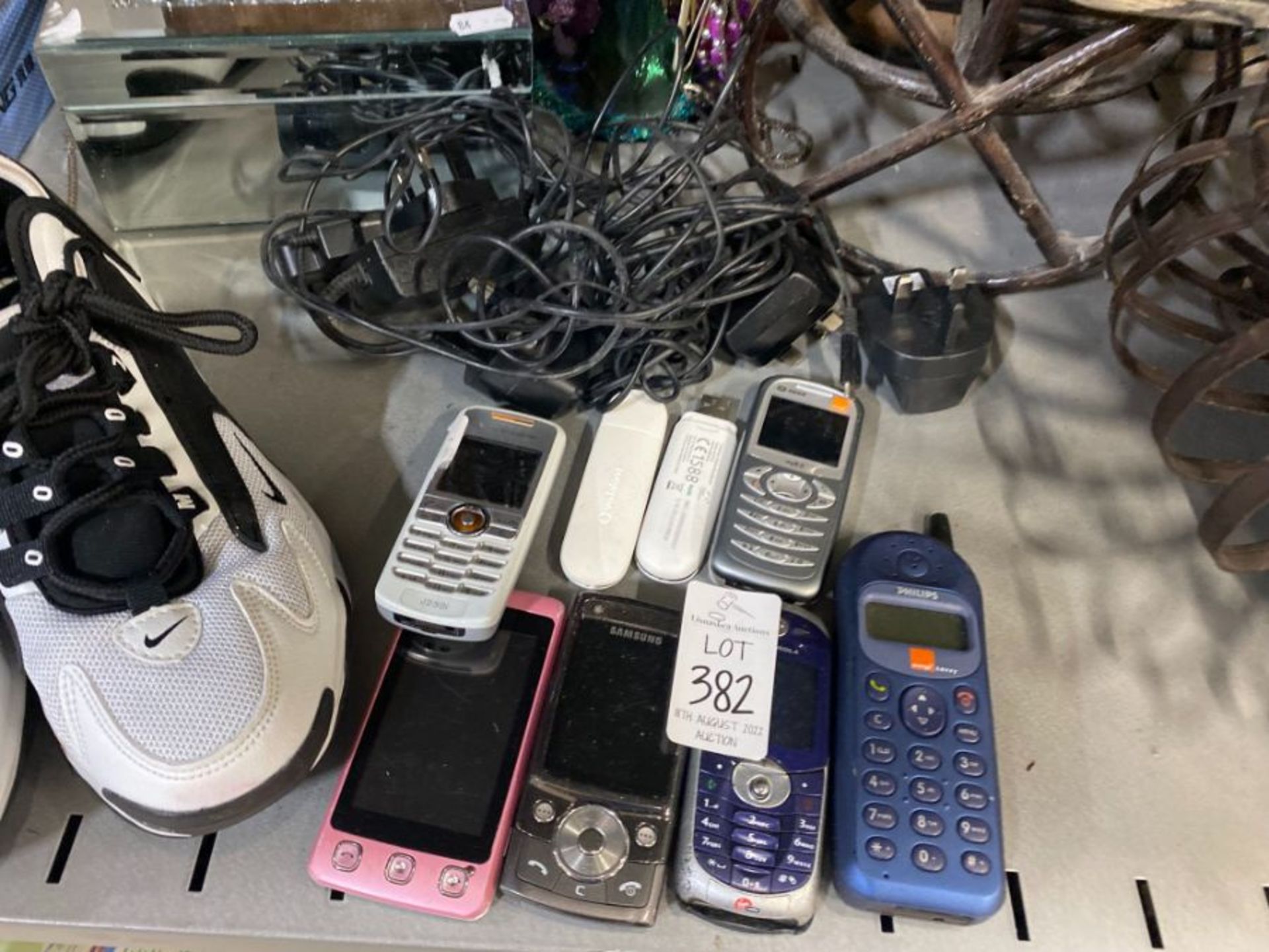 BUNDLE OF 6X MOBILE PHONES & 2X DONGLES