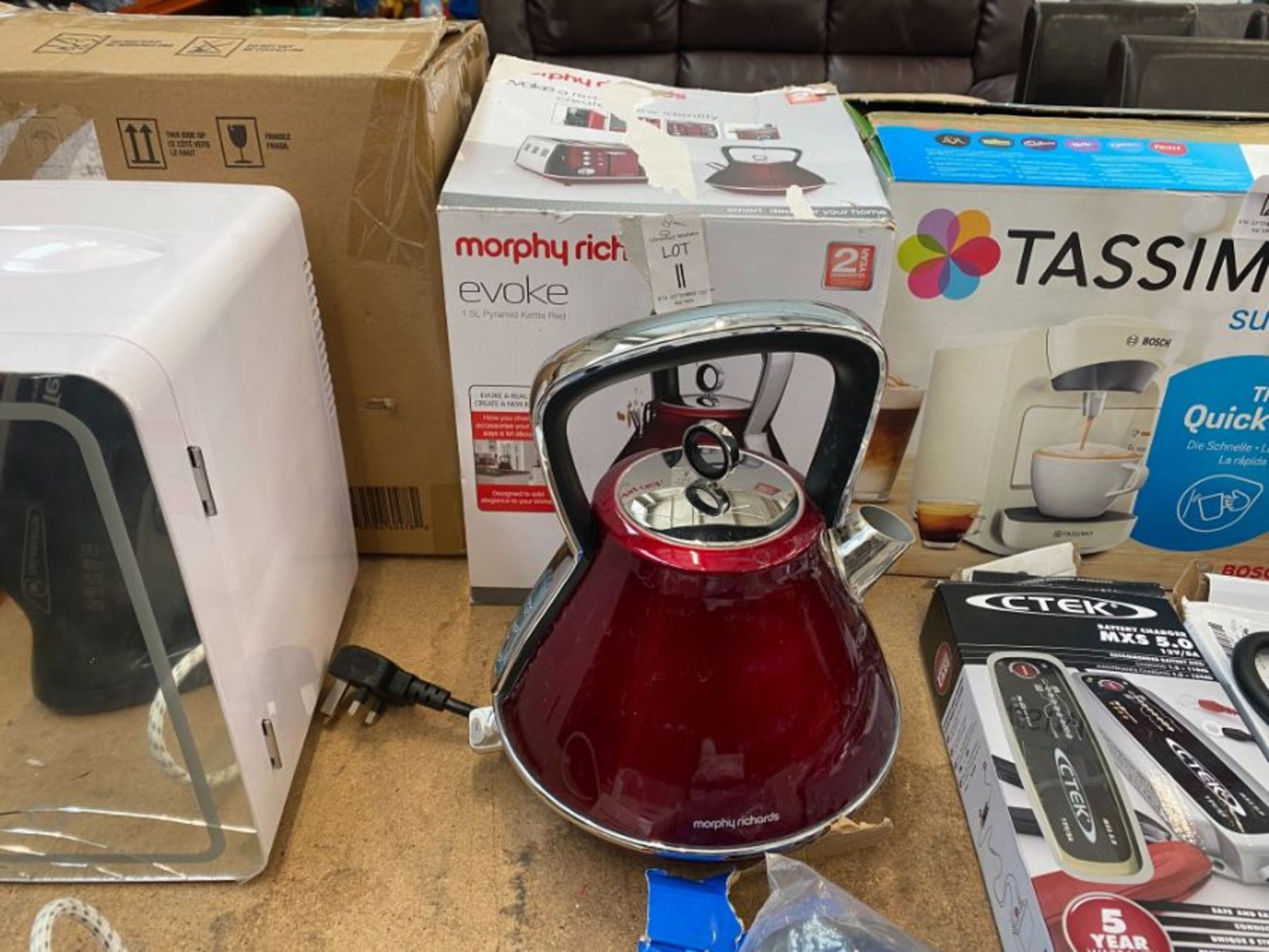 MORPHY RICHARDS EVOKE 1.5L PYRAMID KETTLE - RED (WORKING)