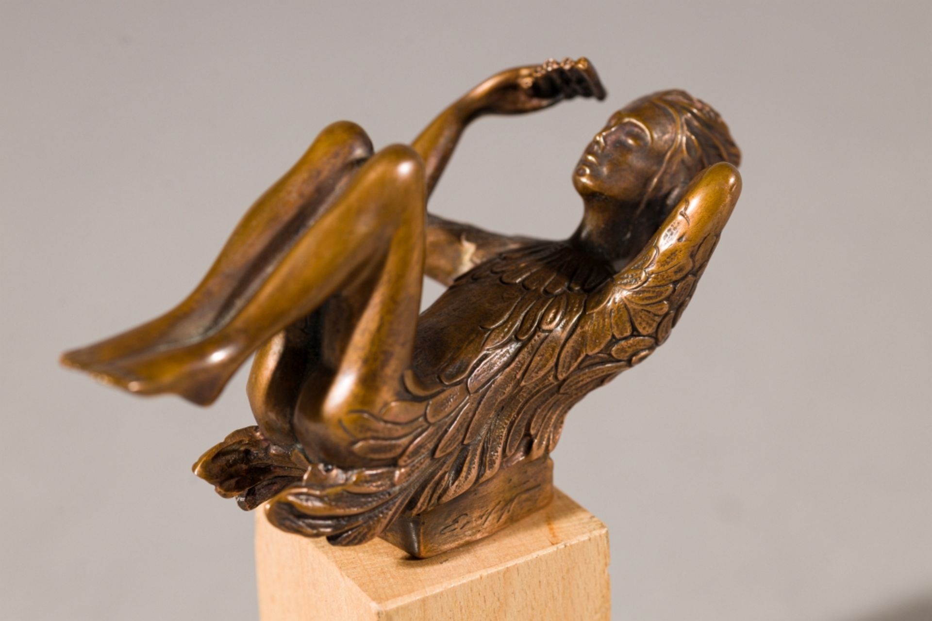 Fuchs, Ernst (1930 - 2015) Papageno Bronze Casting on Wooden Base Signed and numbered: 3954/7500 6,3 - Image 5 of 10