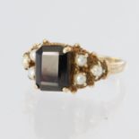 9ct yellow gold ring set with a central rectangular step cut garnet measuring approx. 8.5mm x 7mm in