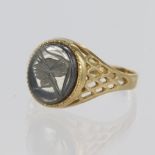 9ct yellow gold signet ring with lattice shoulders set with an oval haematite measuring approx. 12mm