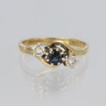9ct yellow gold crossover design ring set with central round sapphire measuring approx. 4mm